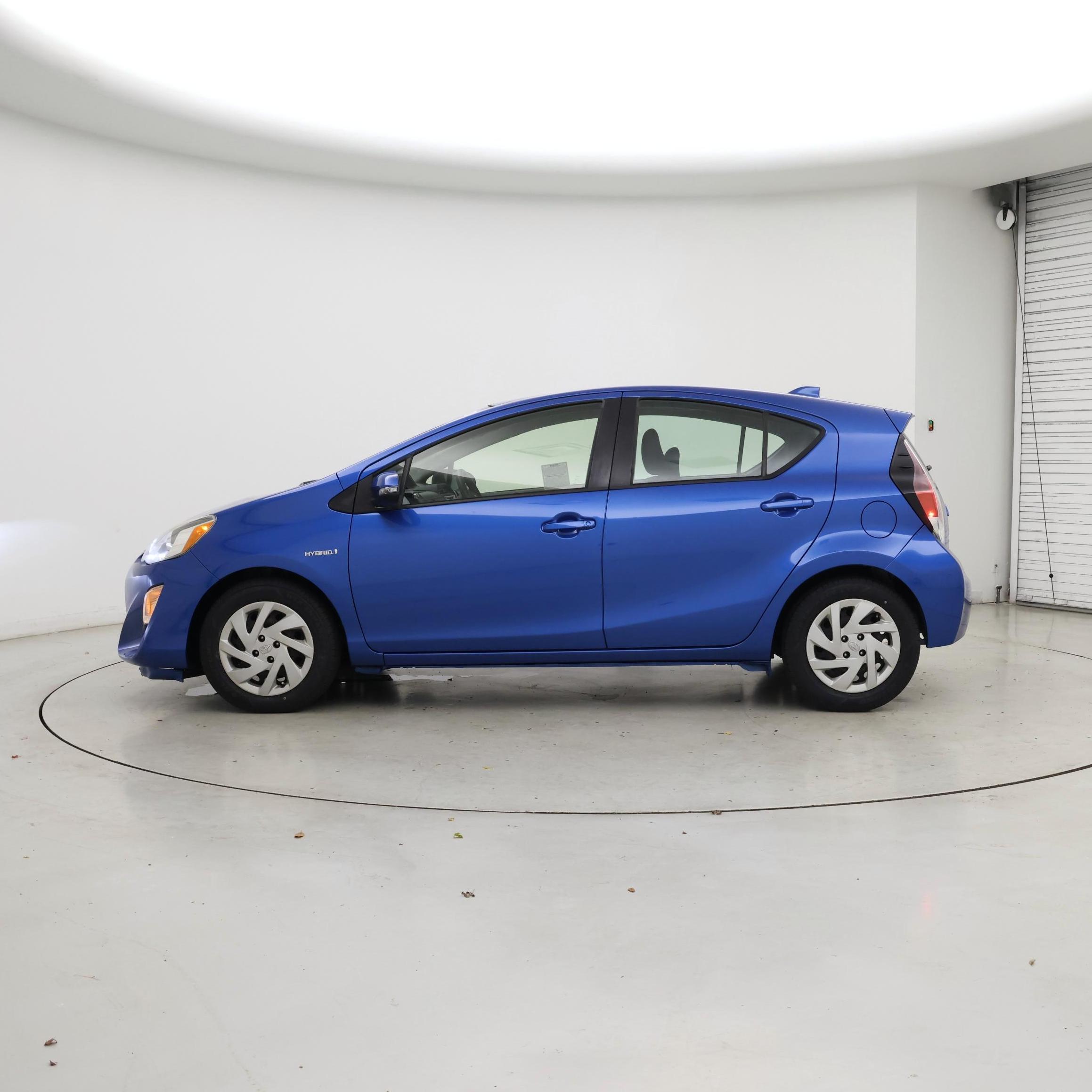 Thumbnail: 2015 Toyota Prius c - 3
