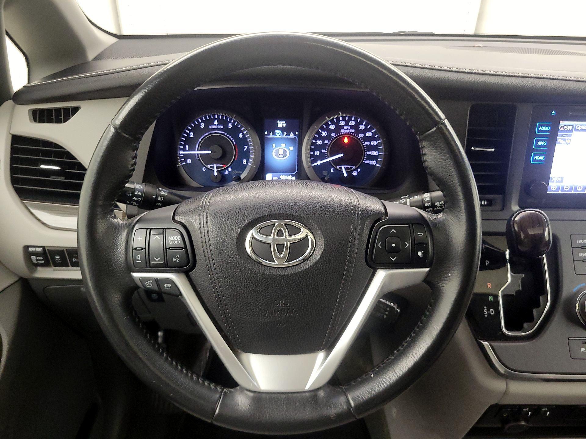Thumbnail: 2016 Toyota Sienna - 10