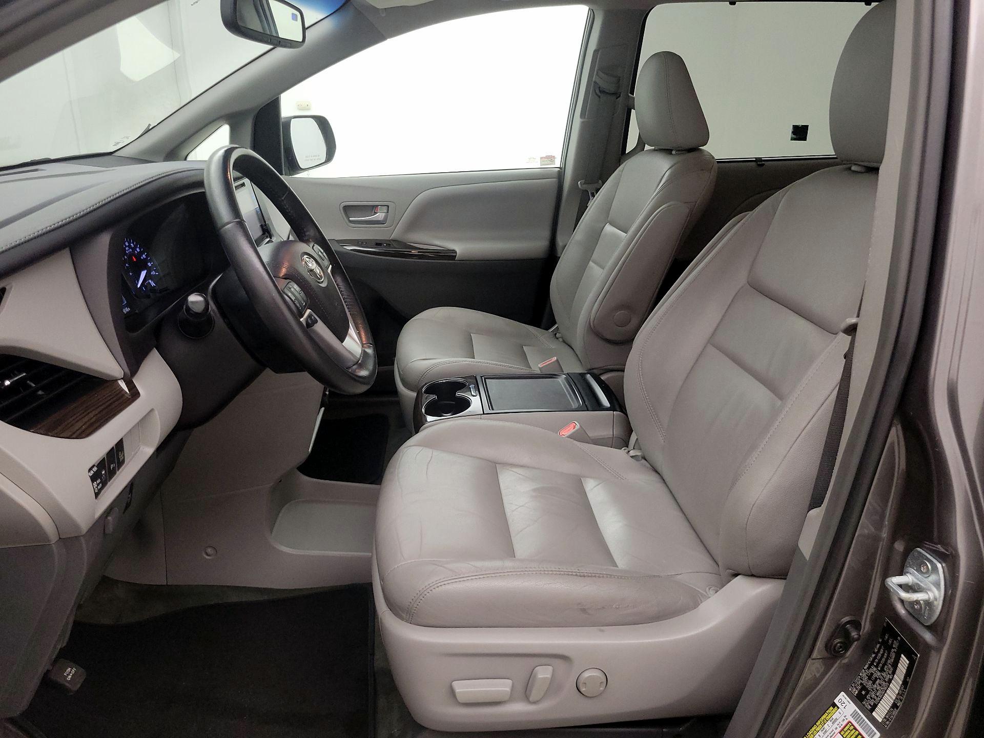 Thumbnail: 2016 Toyota Sienna - 11