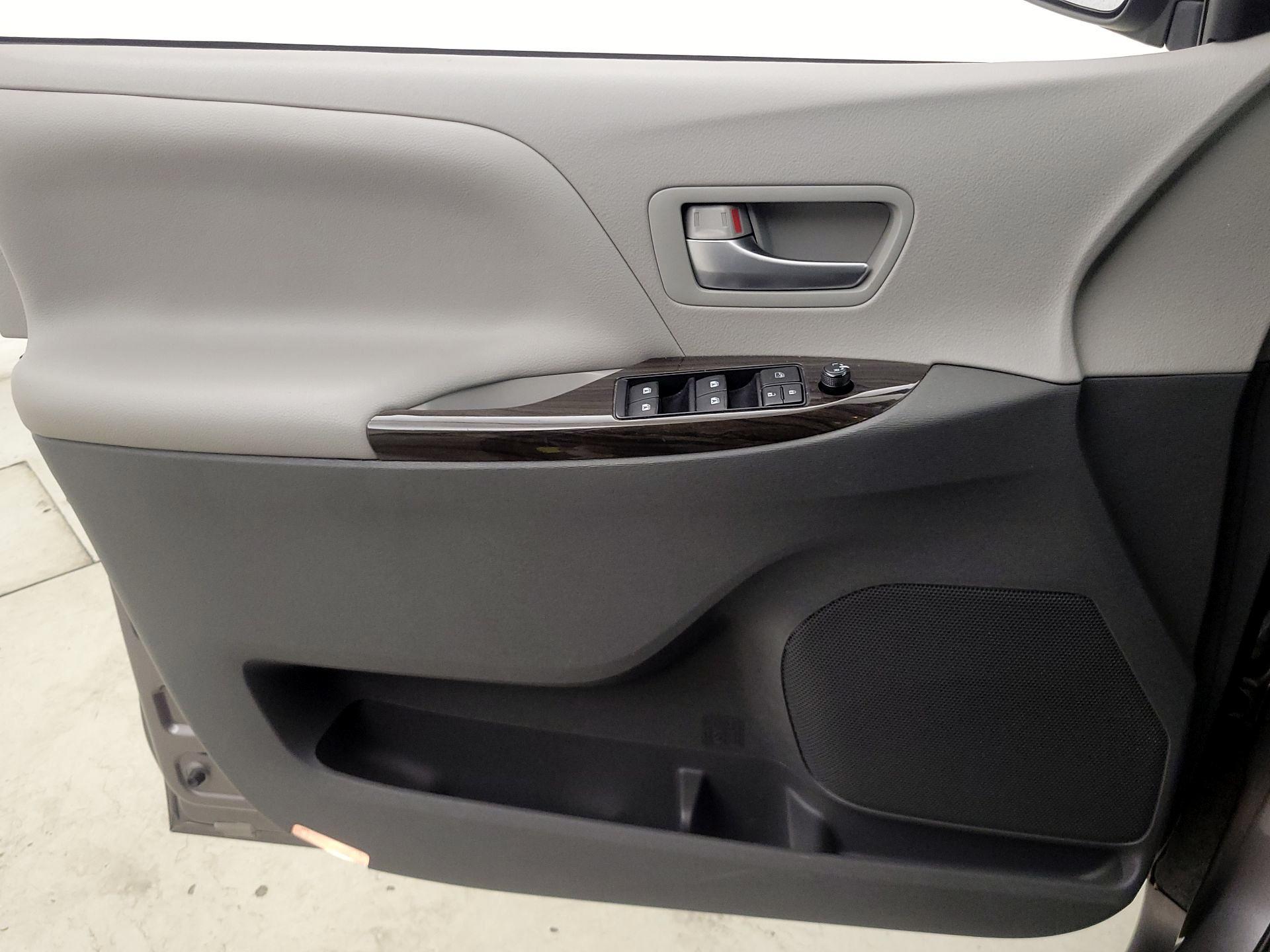 Thumbnail: 2016 Toyota Sienna - 12