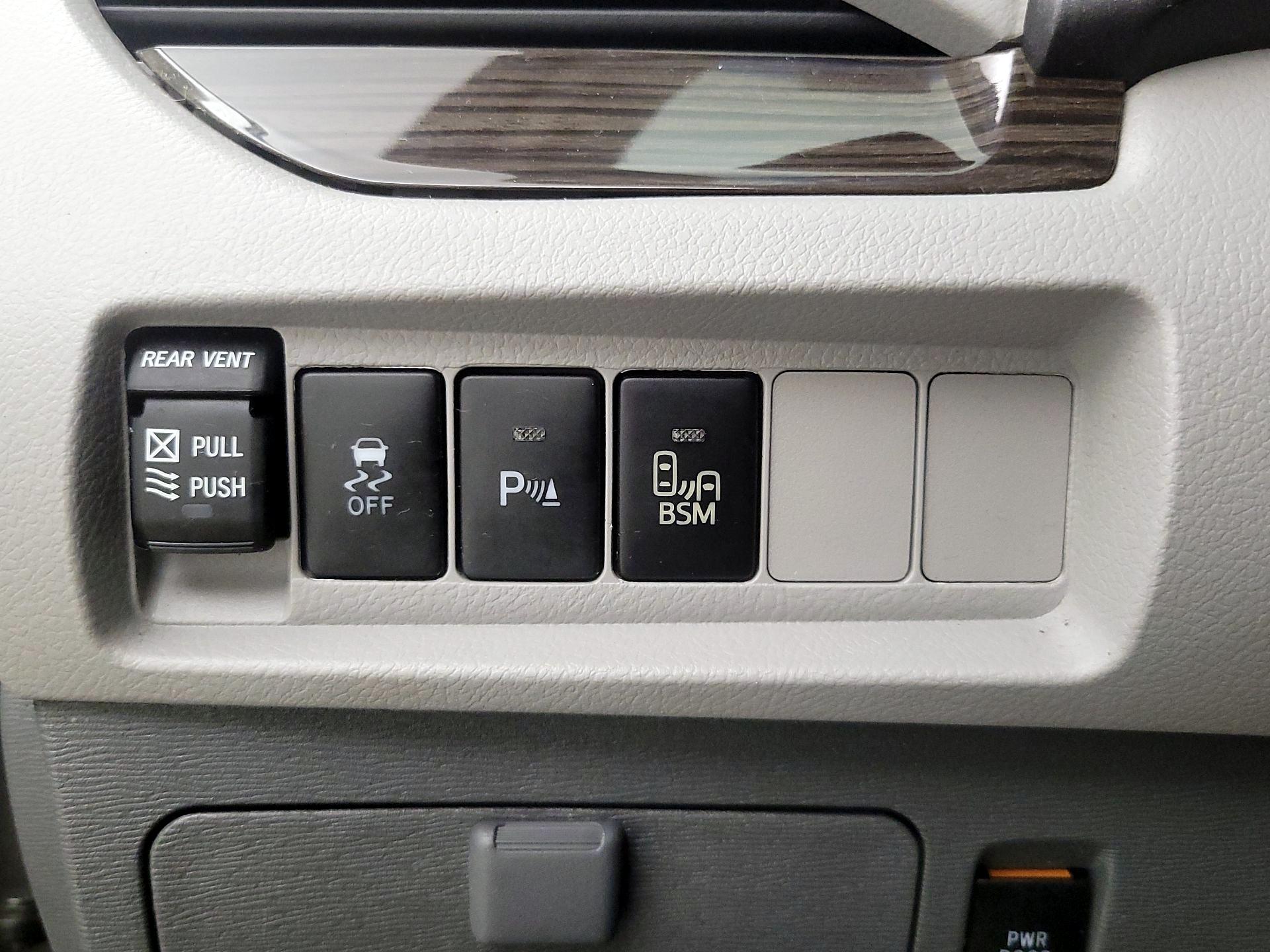 Thumbnail: 2016 Toyota Sienna - 13