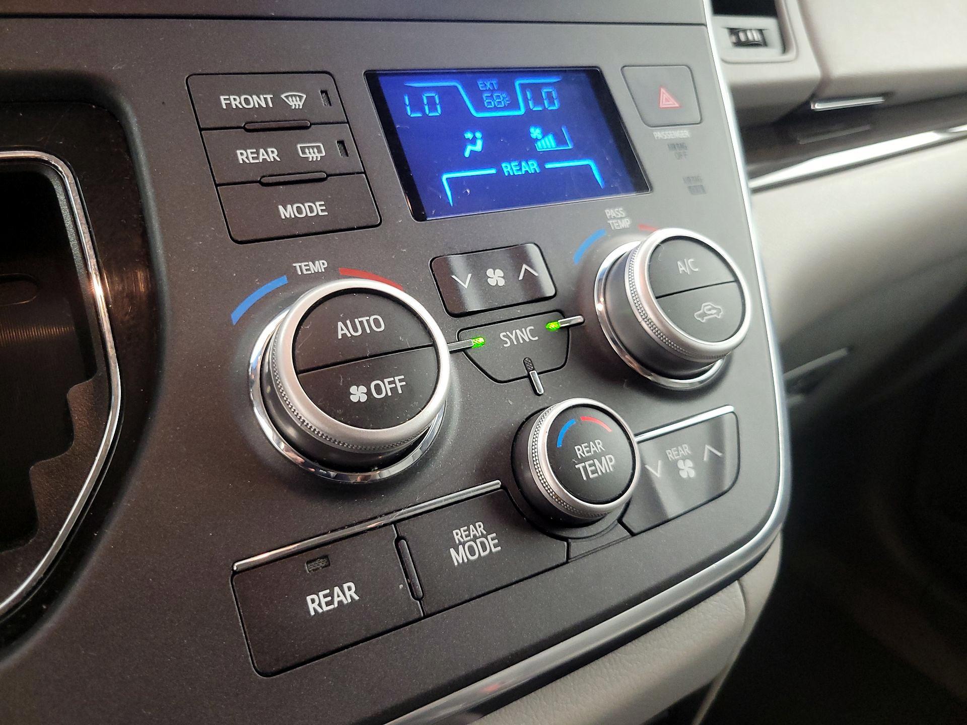 Thumbnail: 2016 Toyota Sienna - 17