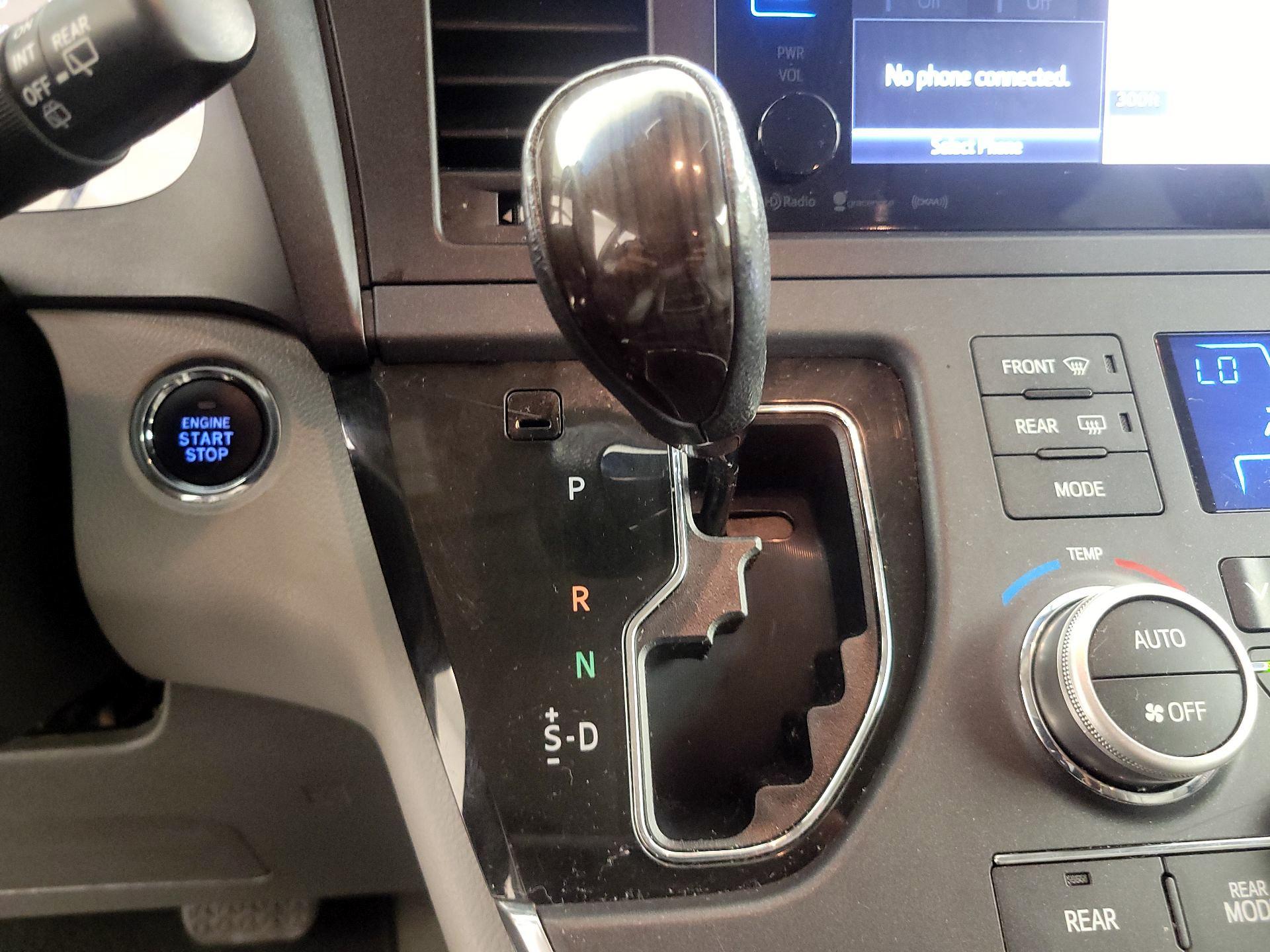 Thumbnail: 2016 Toyota Sienna - 18