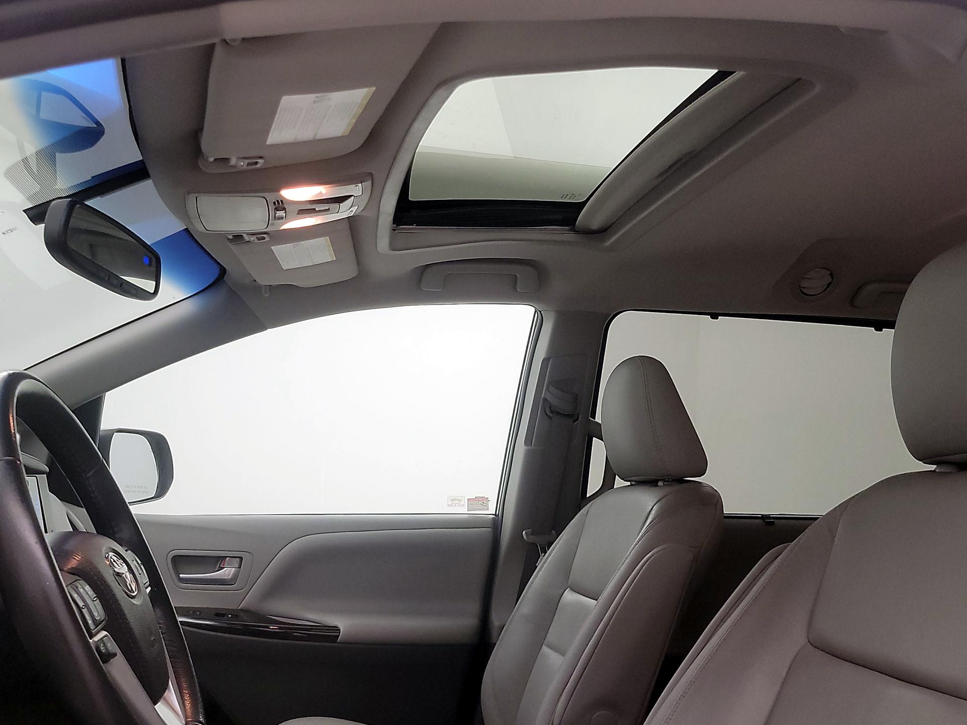 Thumbnail: 2016 Toyota Sienna - 20