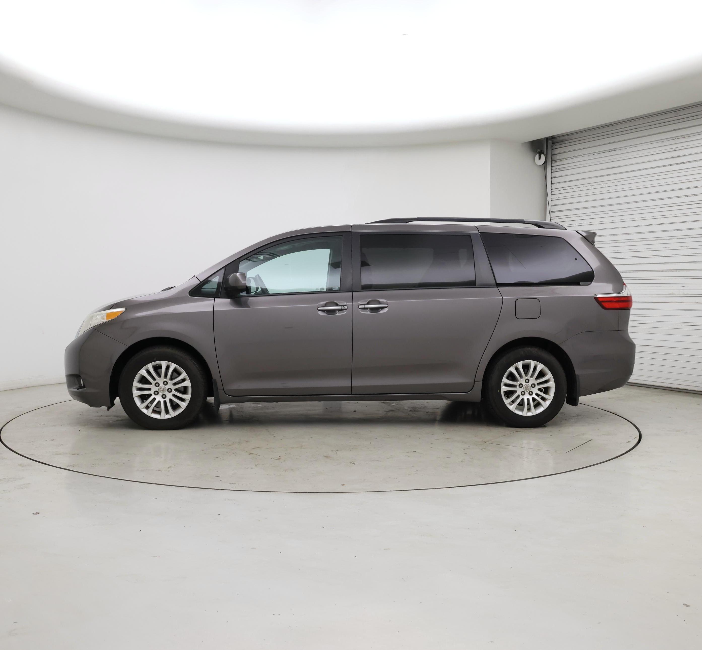 Thumbnail: 2016 Toyota Sienna - 3