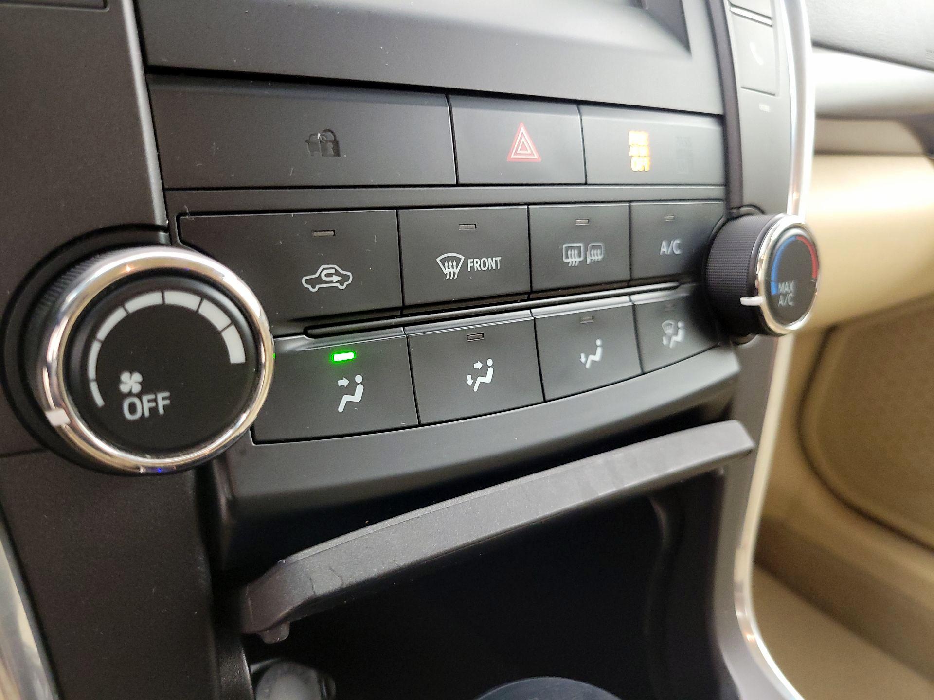 Thumbnail: 2015 Toyota Camry - 16