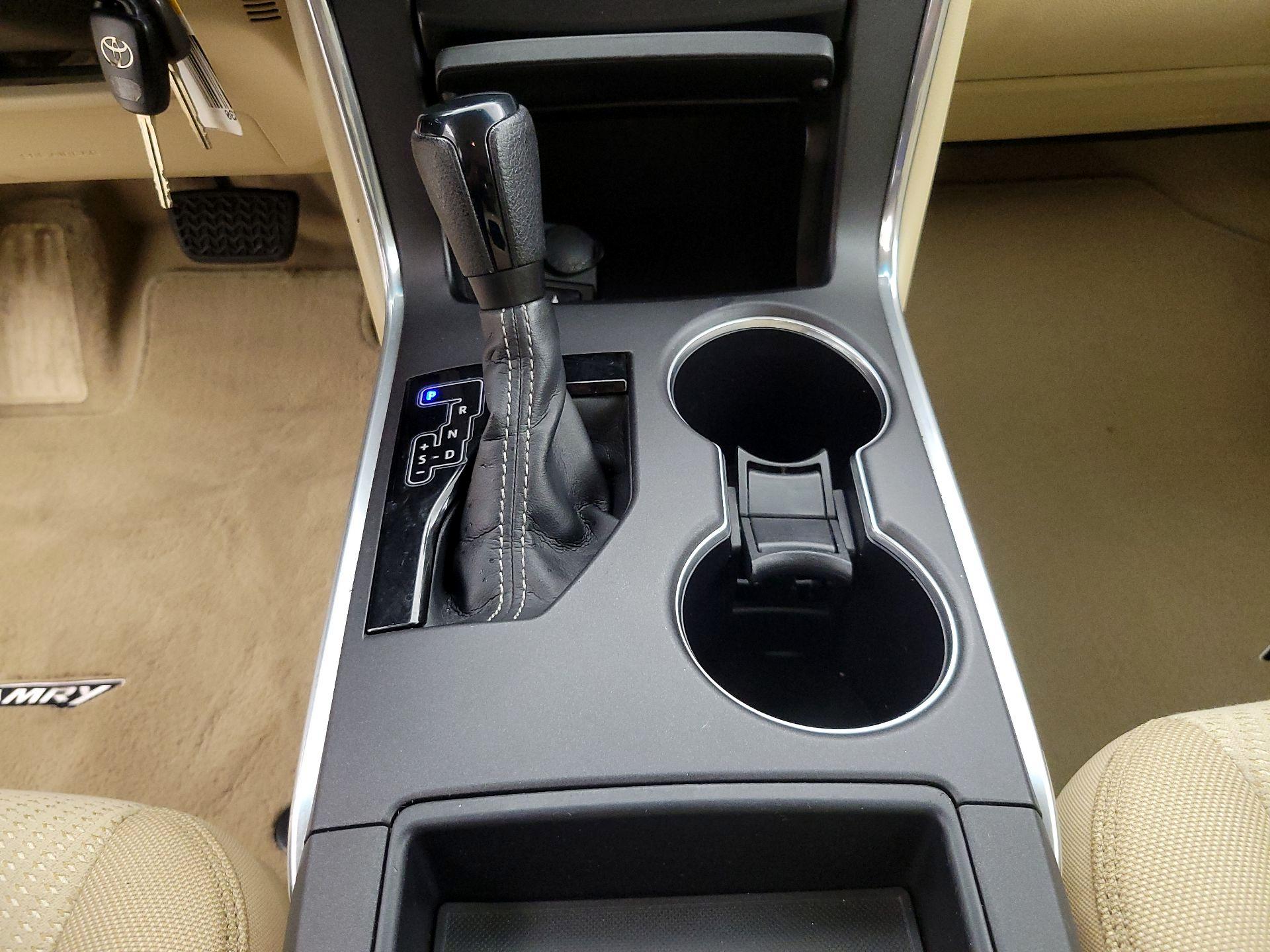 Thumbnail: 2015 Toyota Camry - 17