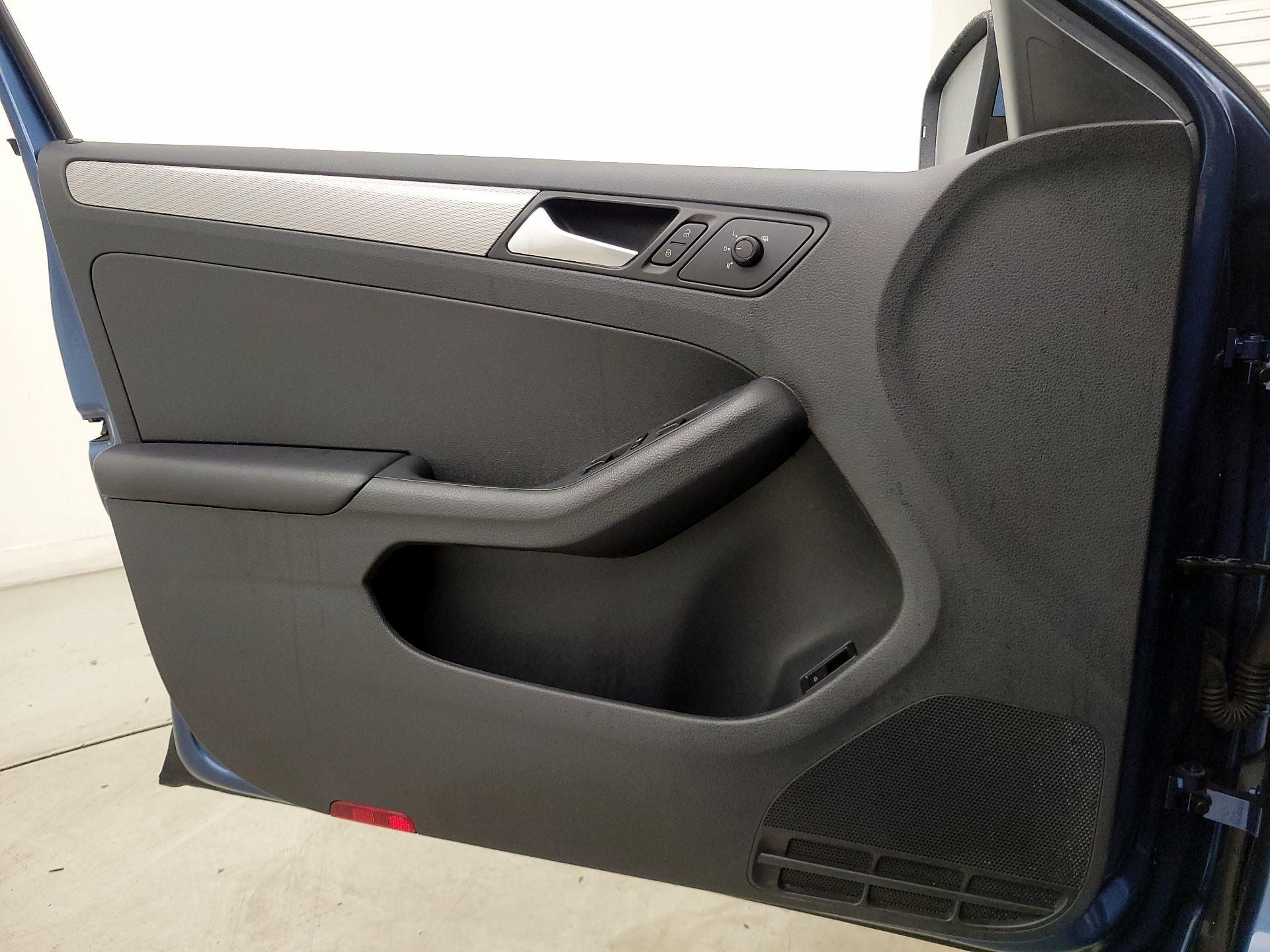 Thumbnail: 2017 Volkswagen Jetta - 12