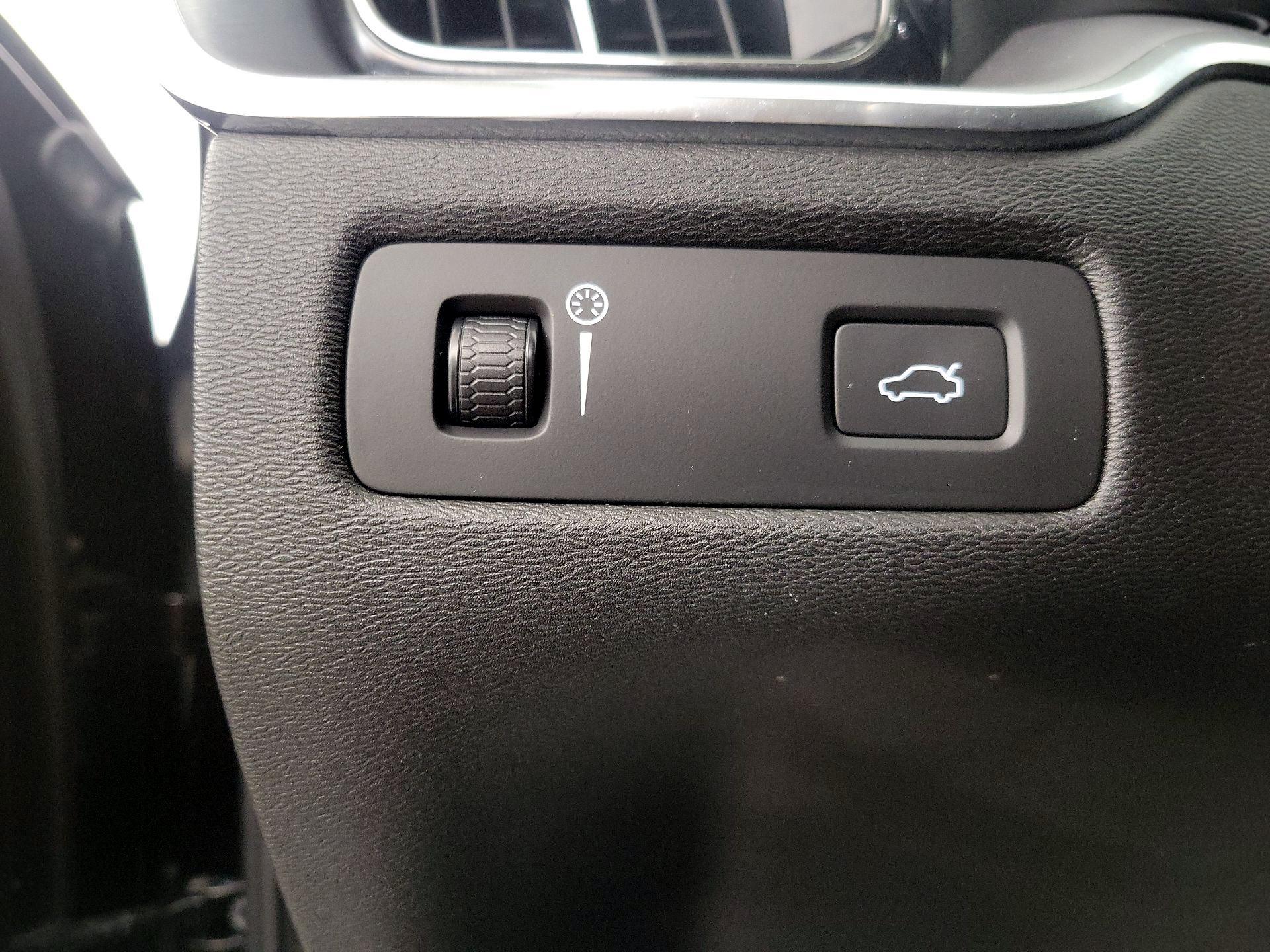 Thumbnail: 2020 Volvo XC60 - 13