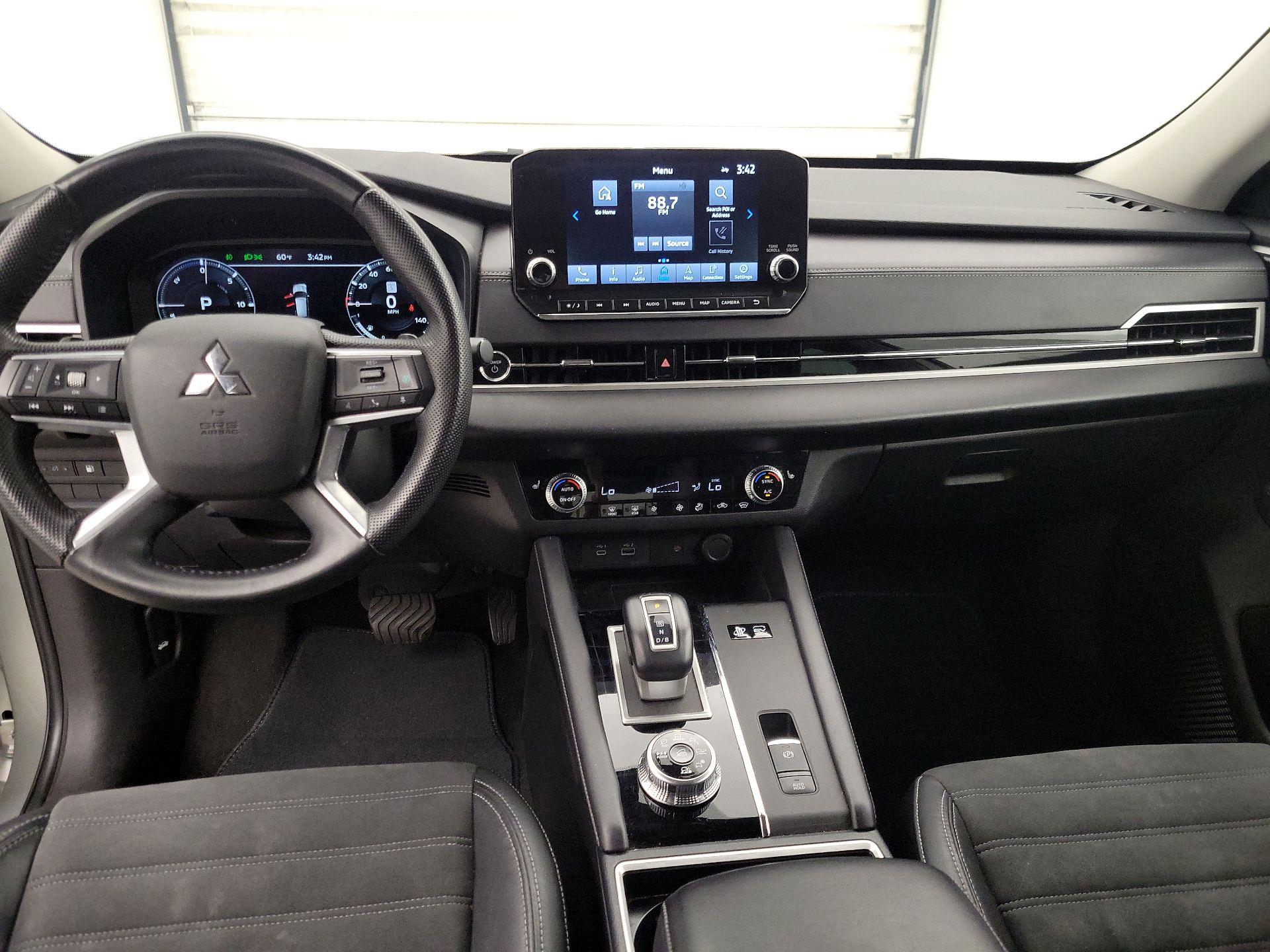 Thumbnail: 2023 Mitsubishi Outlander - 9