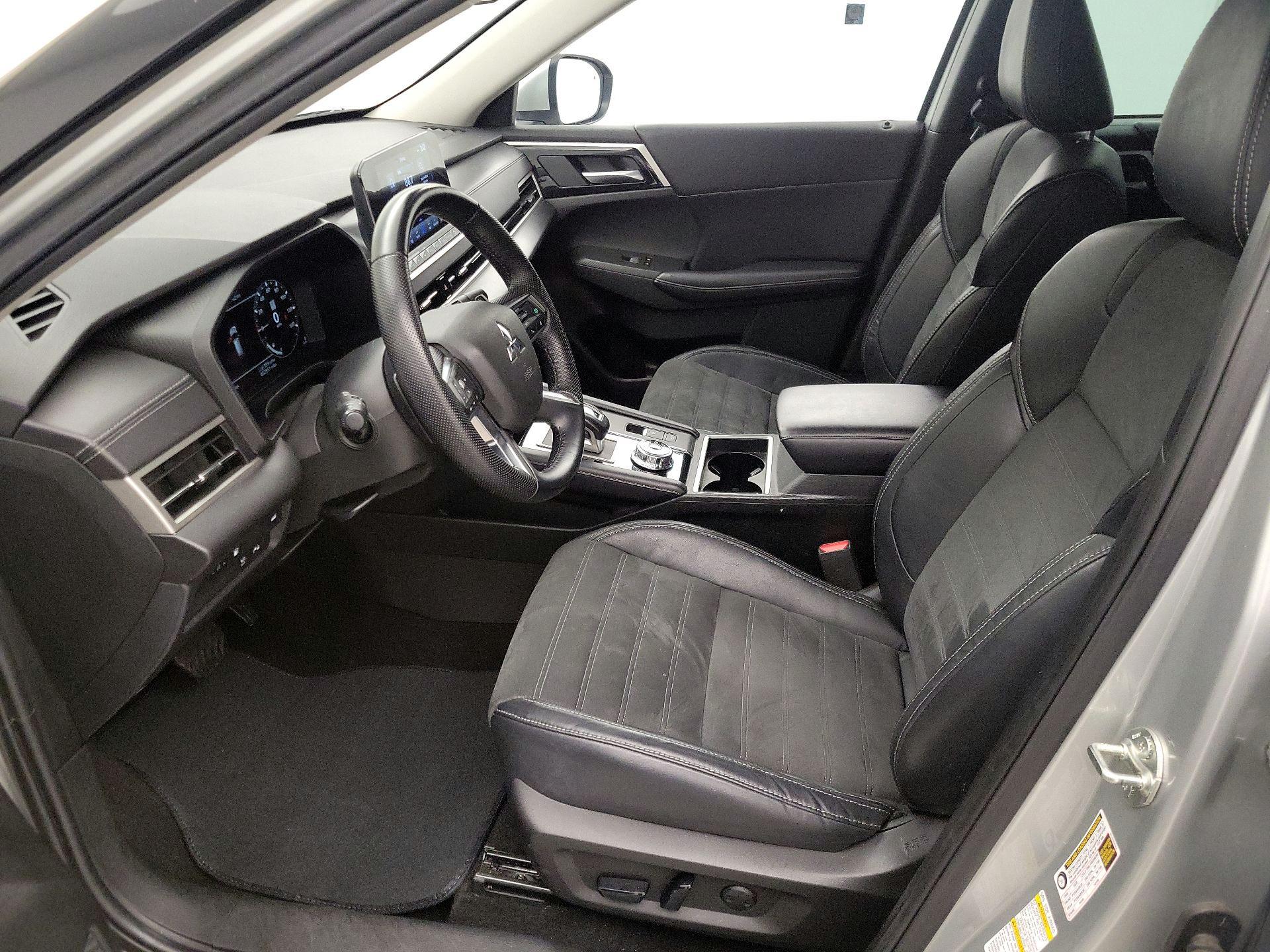 Thumbnail: 2023 Mitsubishi Outlander - 11