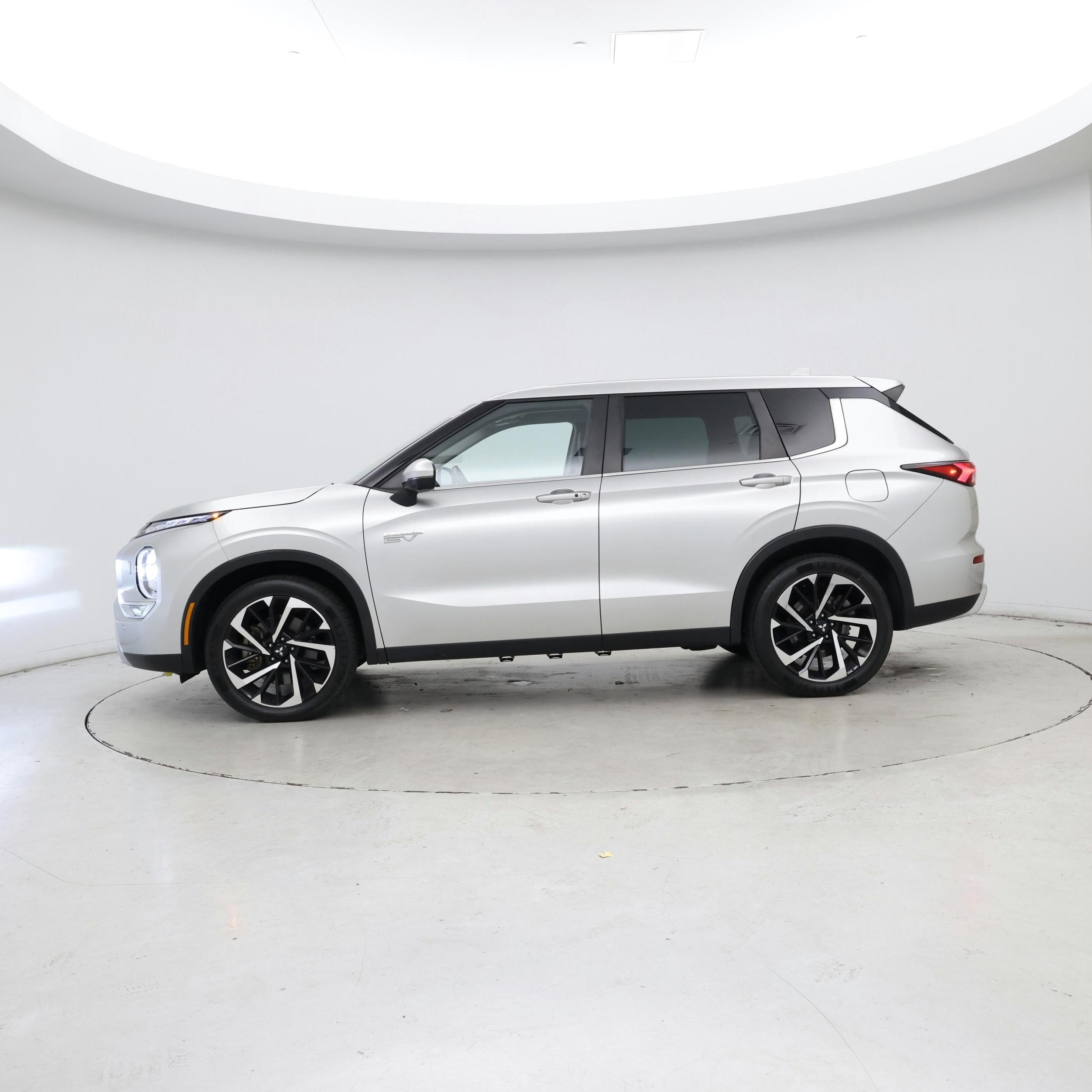 Thumbnail: 2023 Mitsubishi Outlander - 3