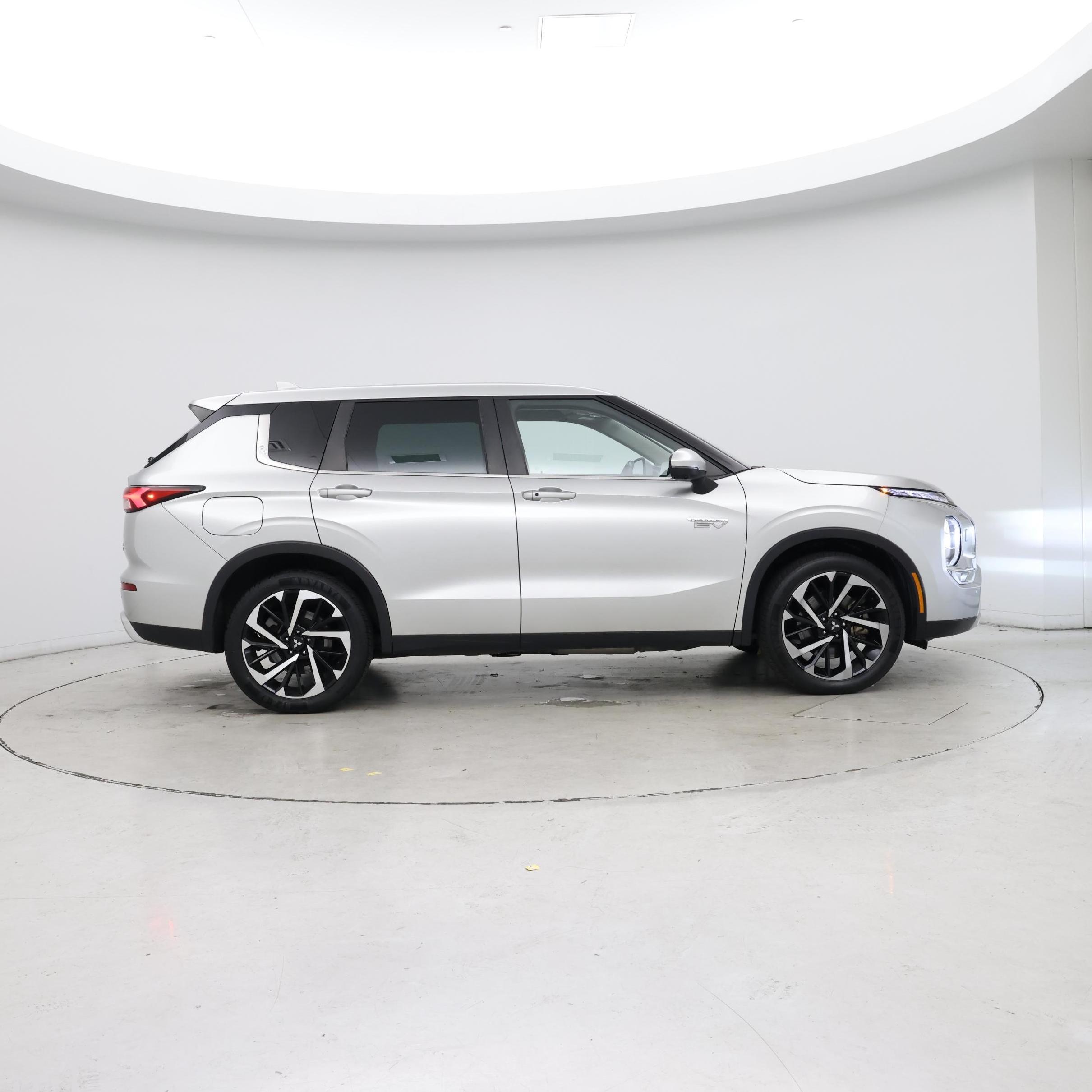 Thumbnail: 2023 Mitsubishi Outlander - 7