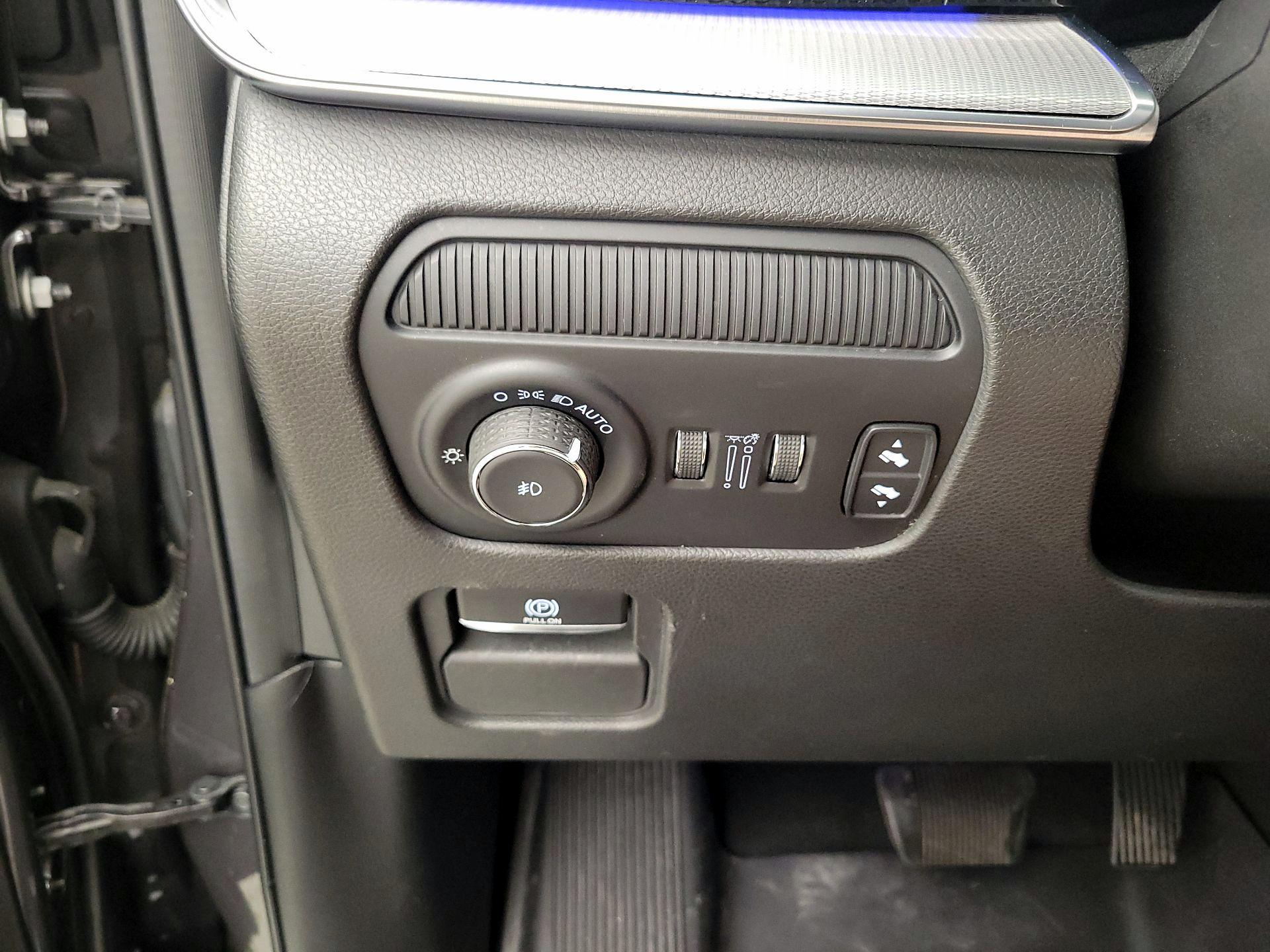 Thumbnail: 2022 Jeep Grand Wagoneer - 13