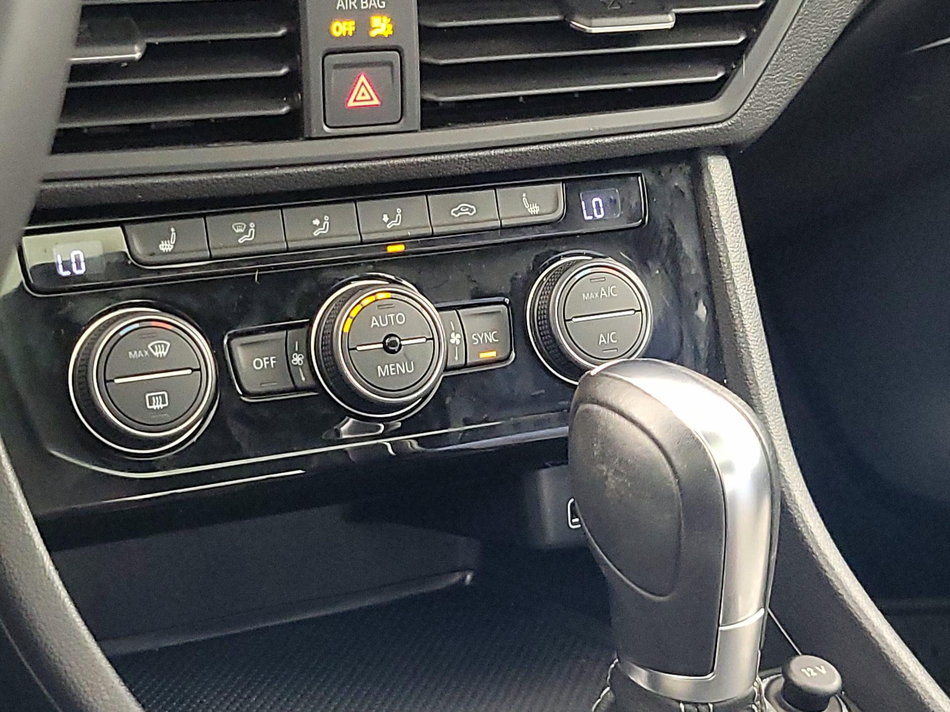 Thumbnail: 2019 Volkswagen Jetta - 16