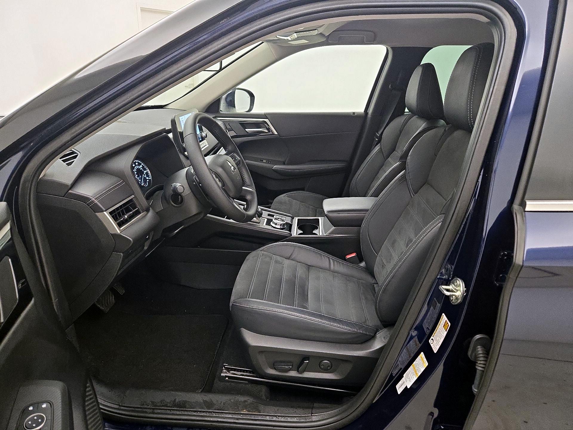 Thumbnail: 2023 Mitsubishi Outlander - 11