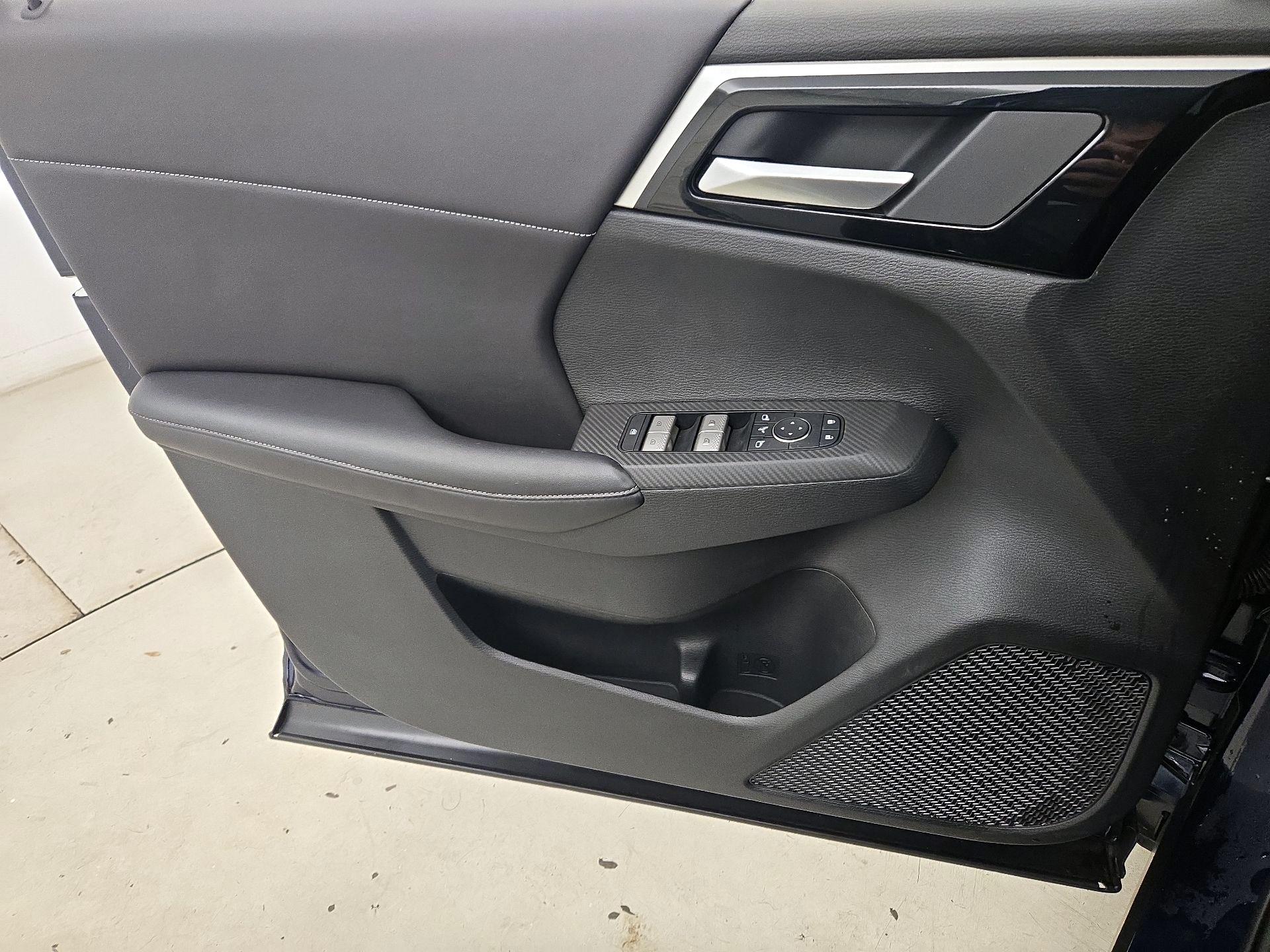 Thumbnail: 2023 Mitsubishi Outlander - 12