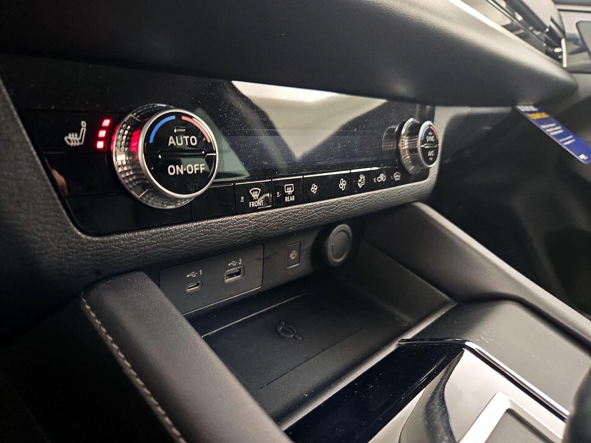 Thumbnail: 2023 Mitsubishi Outlander - 17