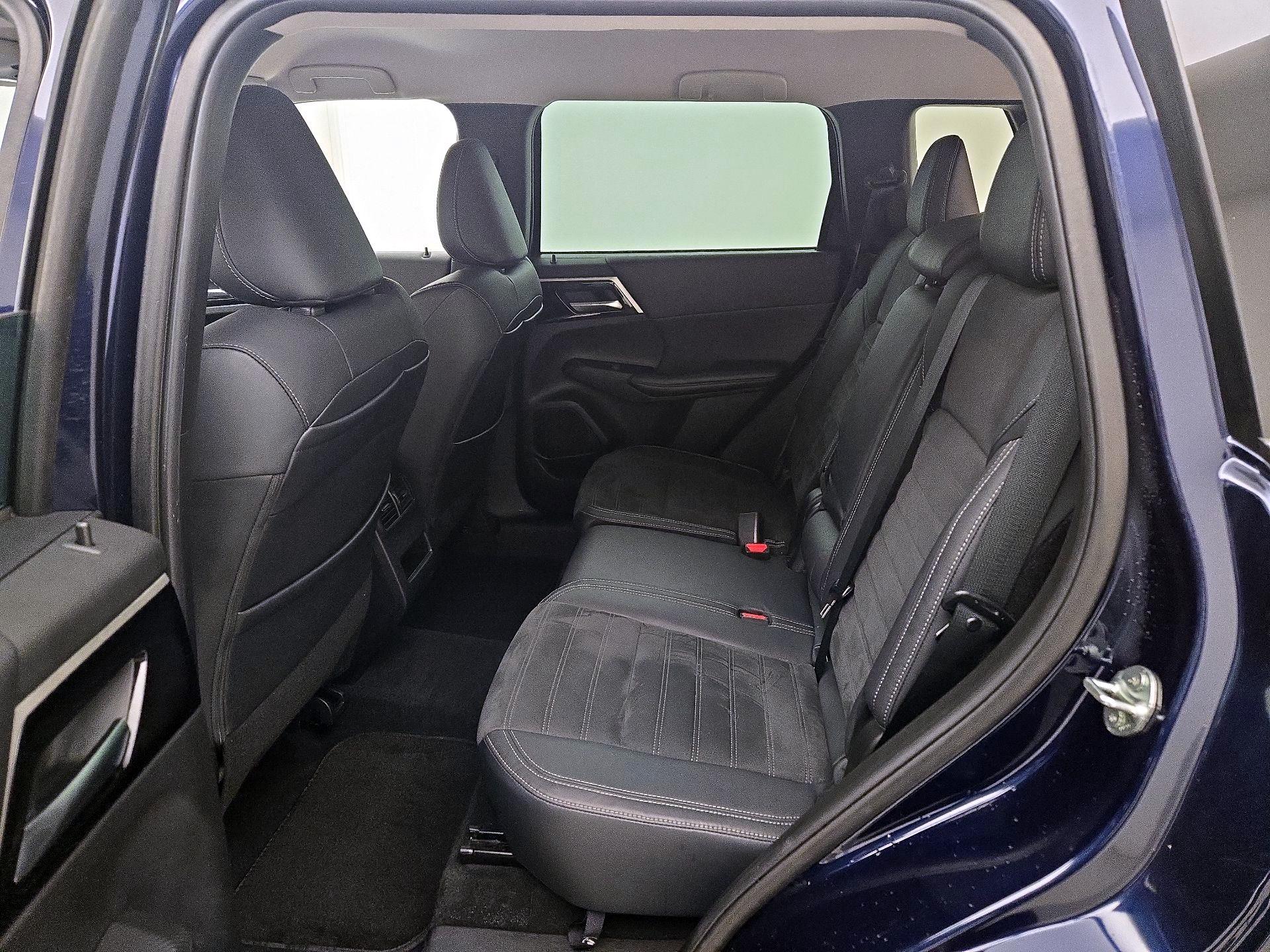 Thumbnail: 2023 Mitsubishi Outlander - 20