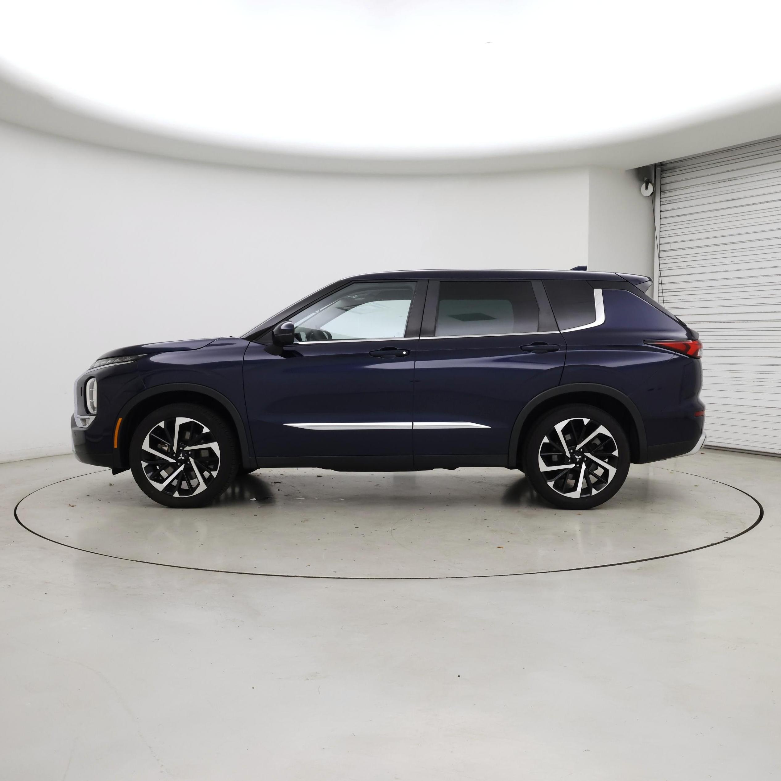 Thumbnail: 2023 Mitsubishi Outlander - 3