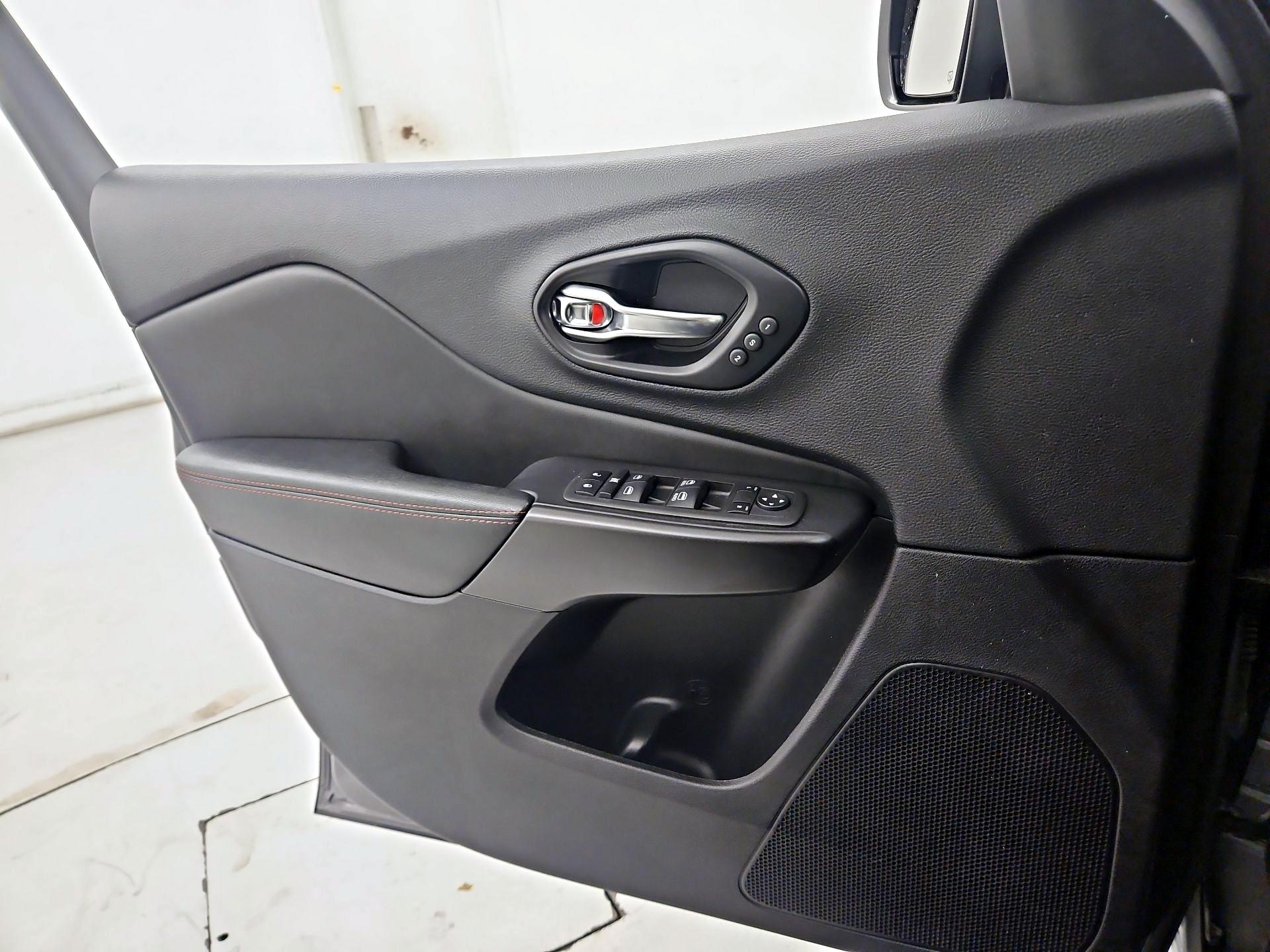 Thumbnail: 2022 Jeep Cherokee - 12