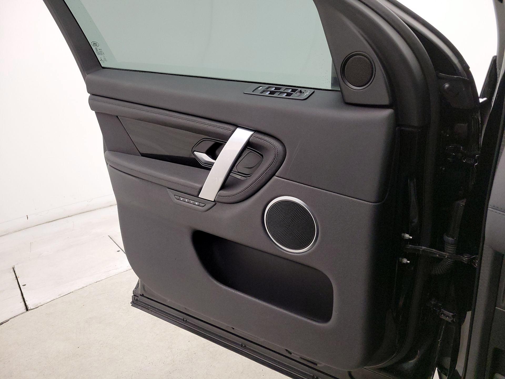 Thumbnail: 2020 Land Rover Discovery Sport - 12