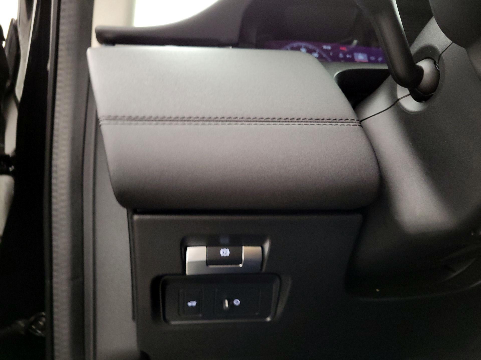 Thumbnail: 2020 Land Rover Discovery Sport - 13