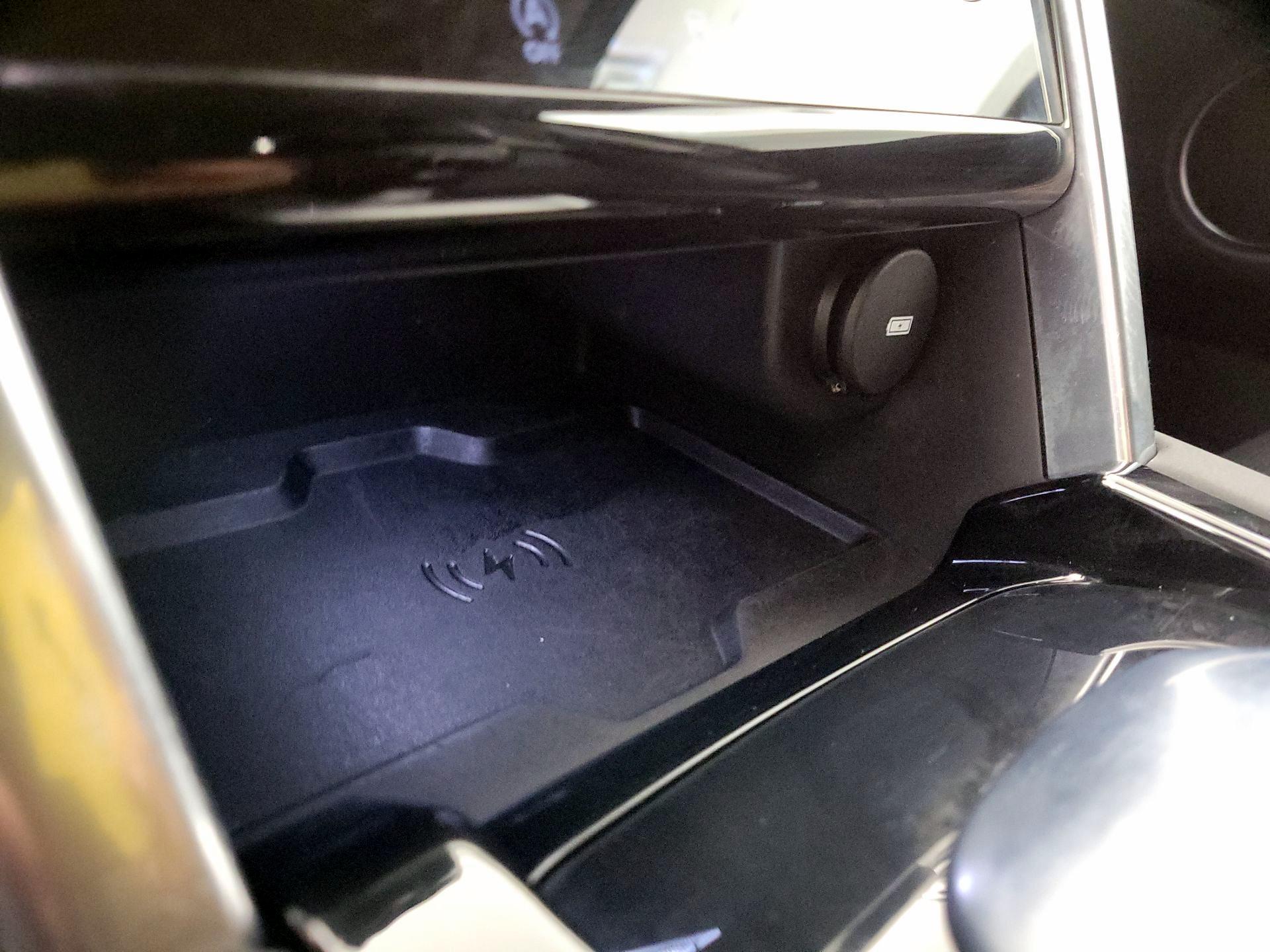 Thumbnail: 2020 Land Rover Discovery Sport - 18