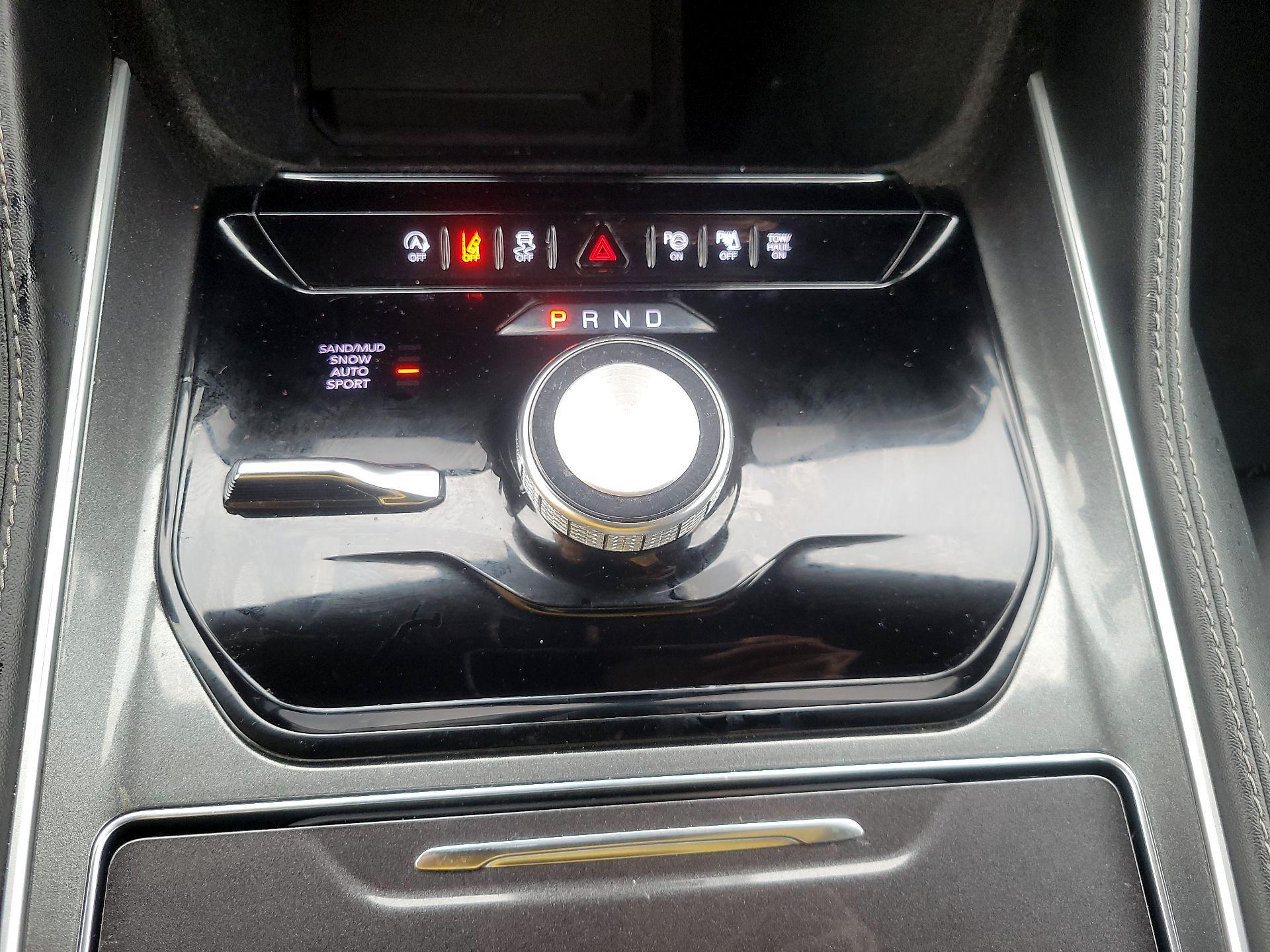 Thumbnail: 2023 Jeep Wagoneer - 16