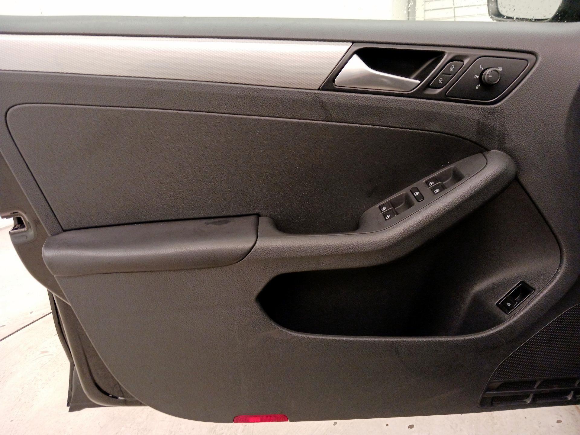 Thumbnail: 2017 Volkswagen Jetta - 12