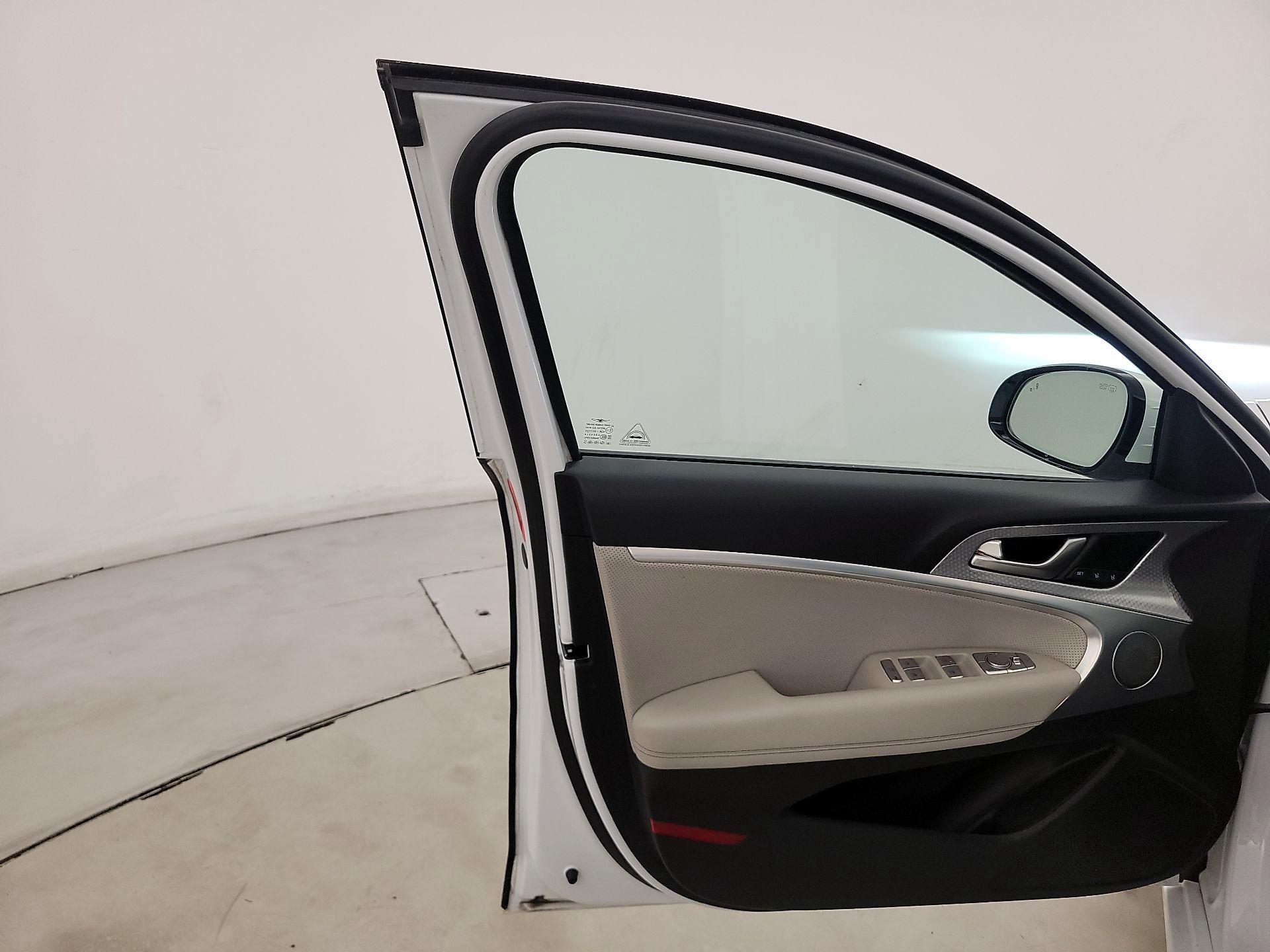 Thumbnail: 2023 Genesis G70 - 12