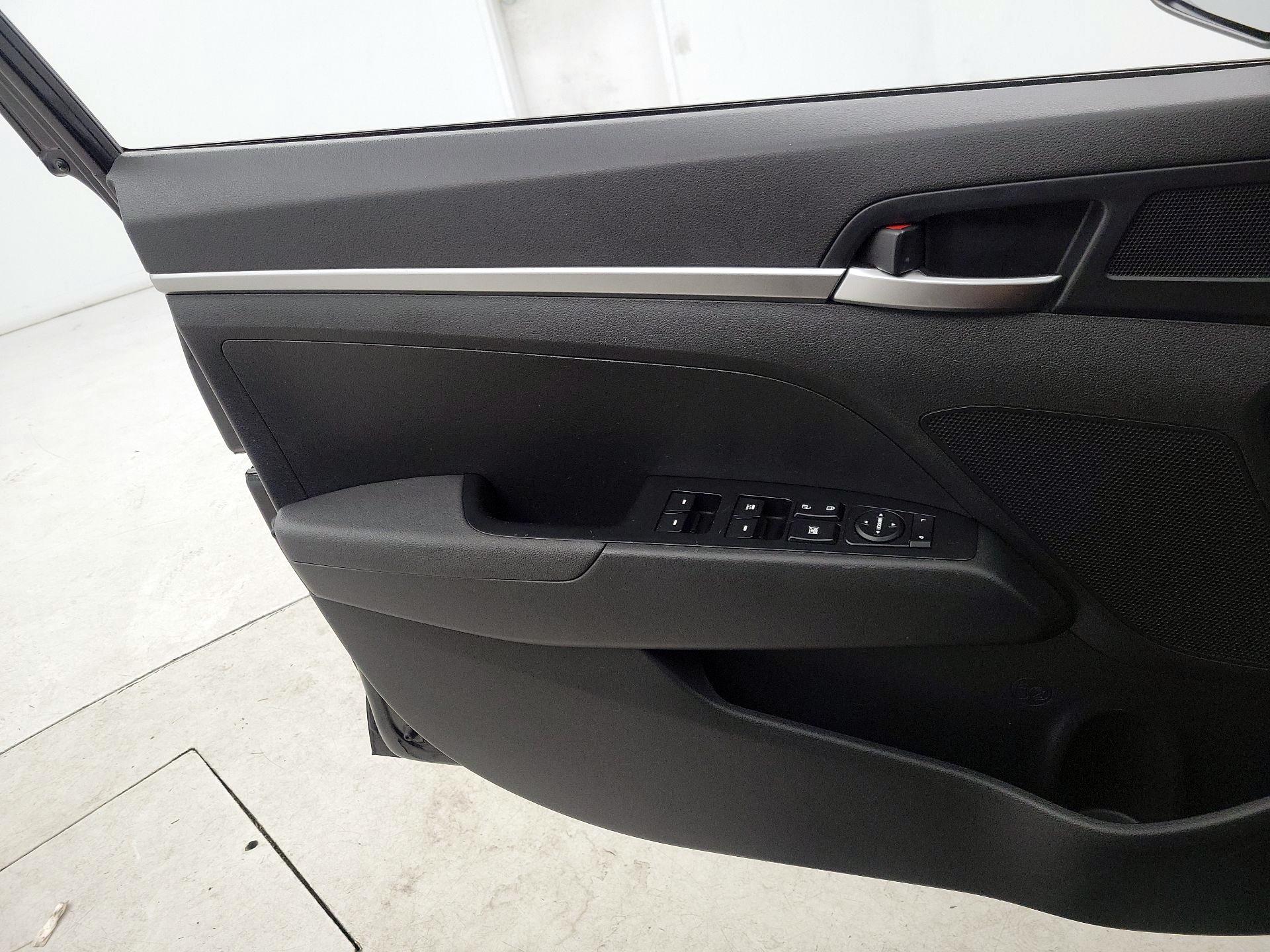 Thumbnail: 2020 Hyundai Elantra - 12