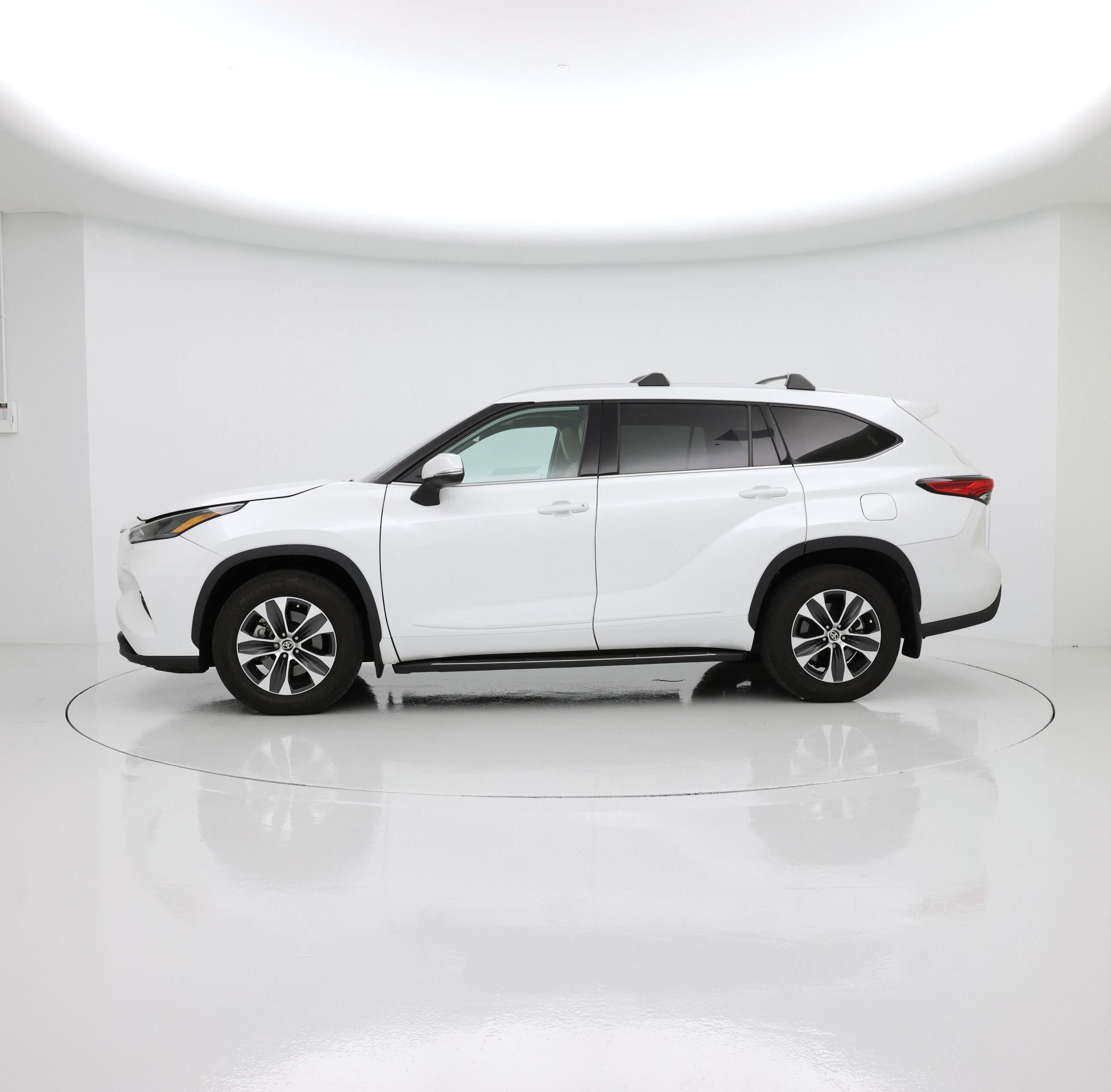 Thumbnail: 2022 Toyota Highlander - 3