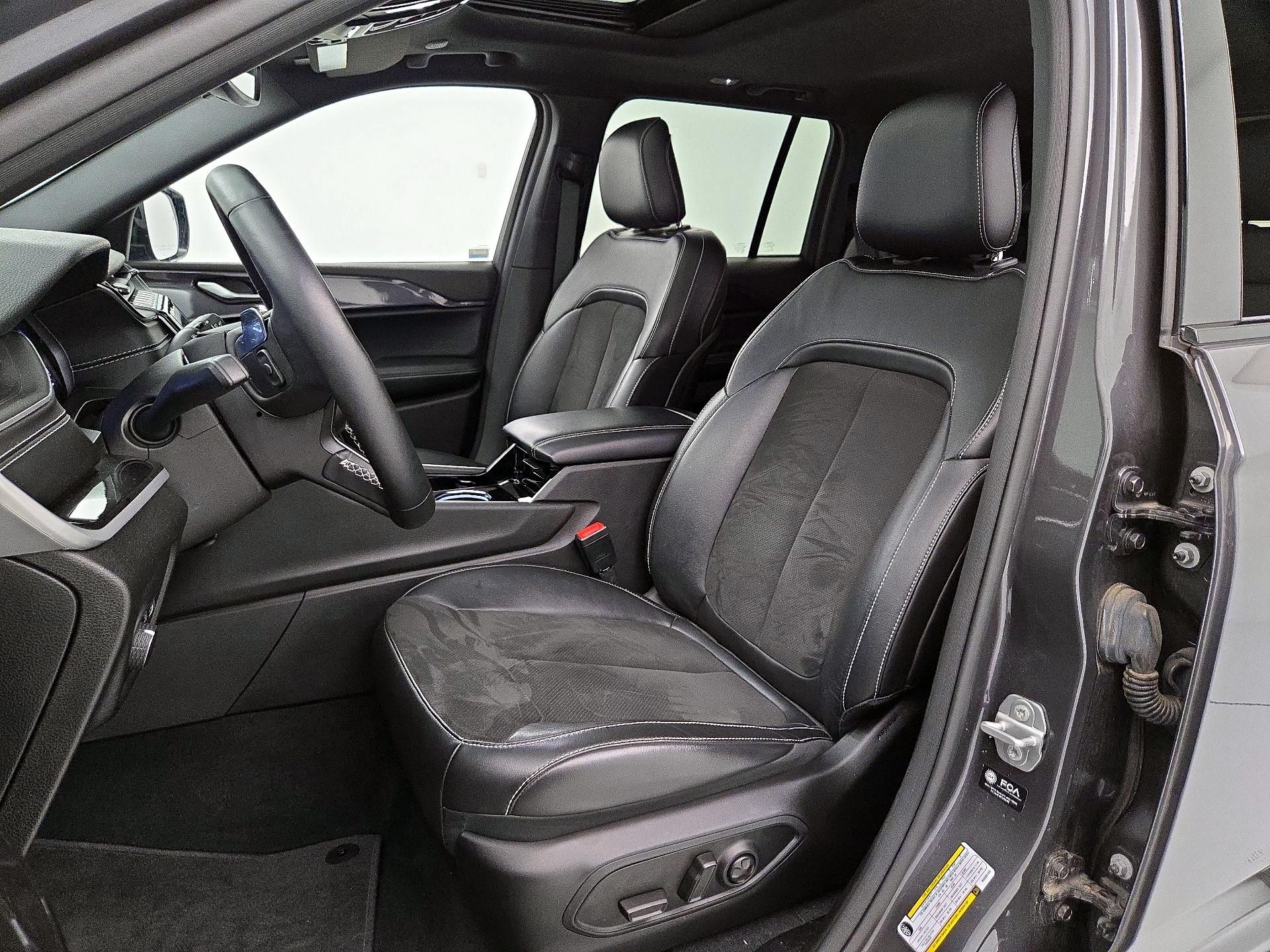 Thumbnail: 2022 Jeep Grand Cherokee - 11