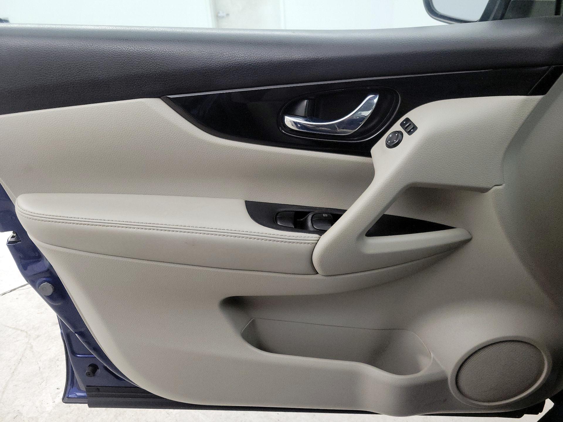 Thumbnail: 2020 Nissan Rogue Sport - 12