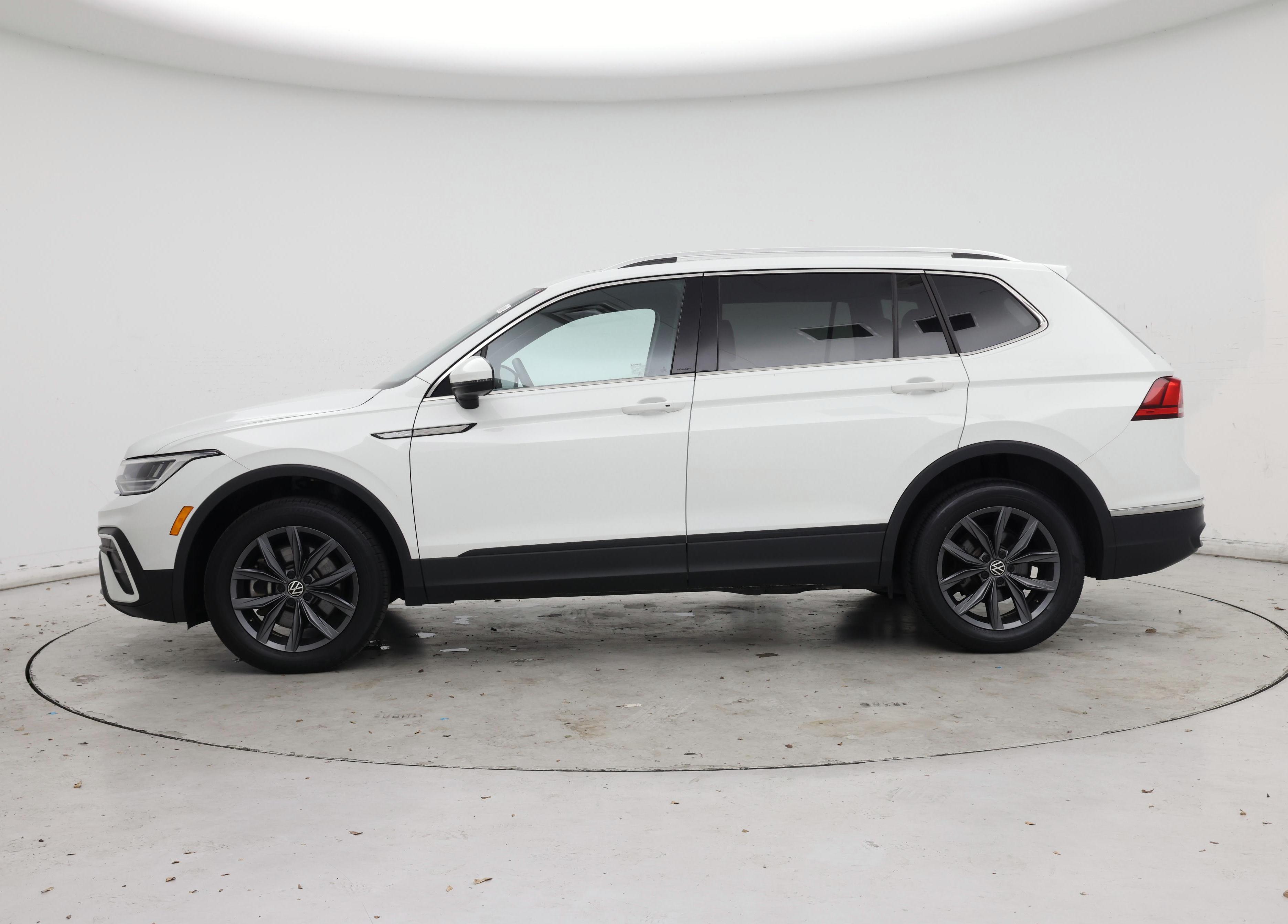 Thumbnail: 2022 Volkswagen Tiguan - 3