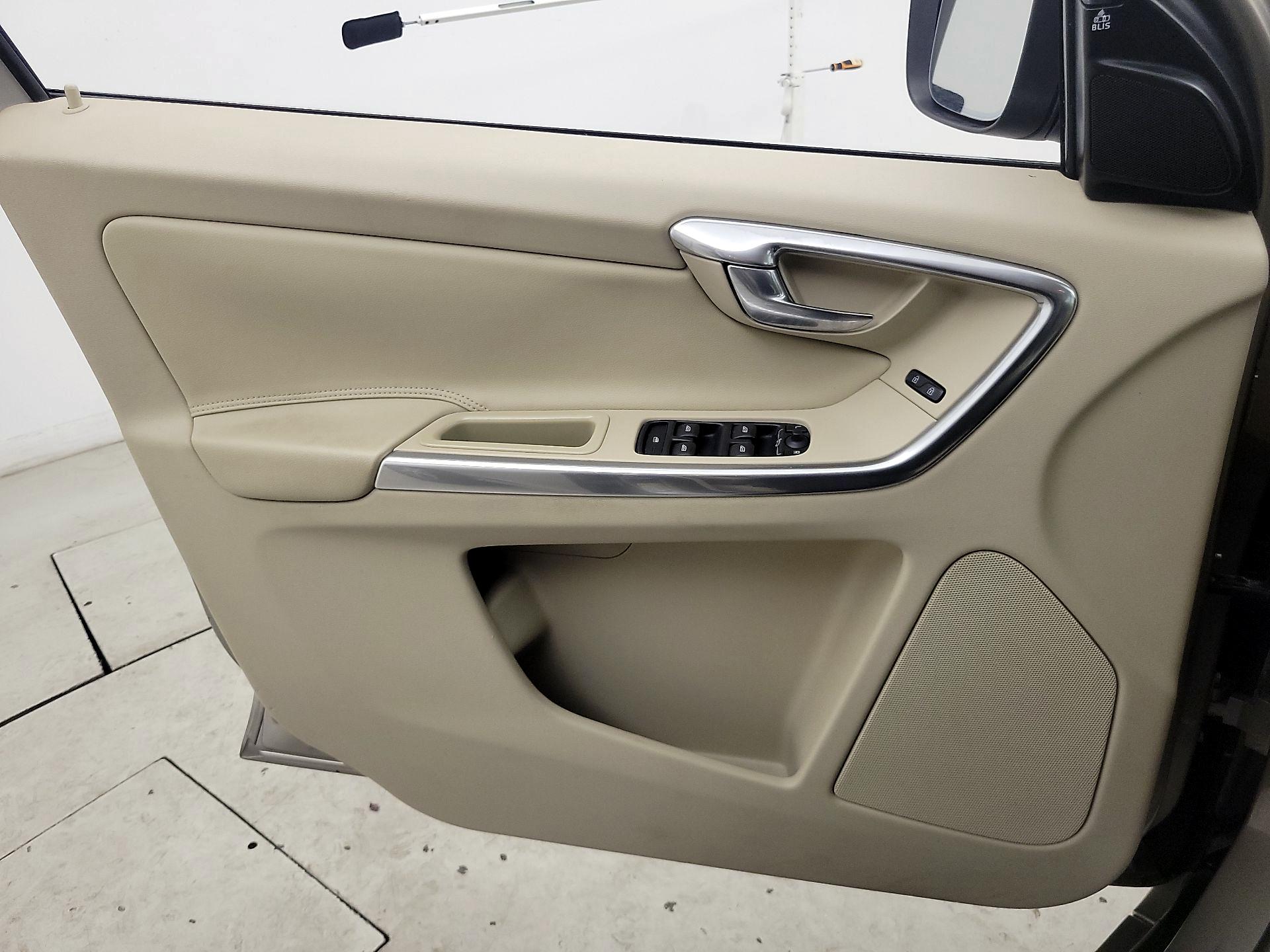 Thumbnail: 2015 Volvo XC60 - 12