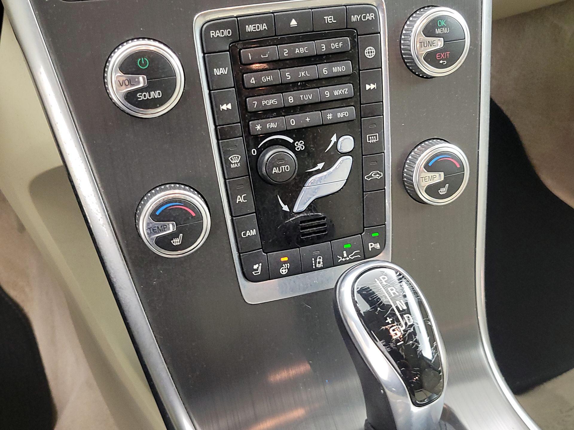 Thumbnail: 2015 Volvo XC60 - 16