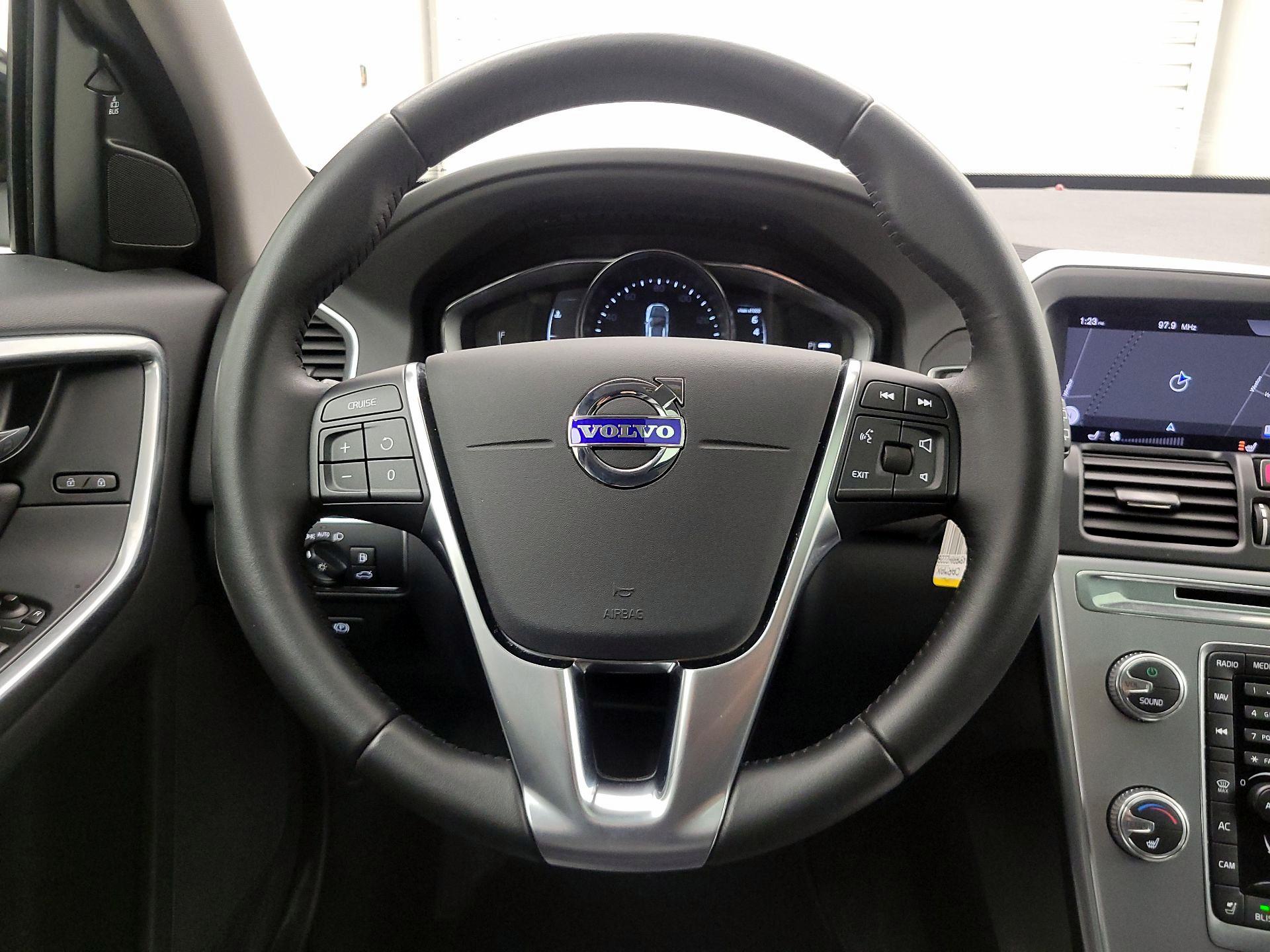 Thumbnail: 2017 Volvo XC60 - 10