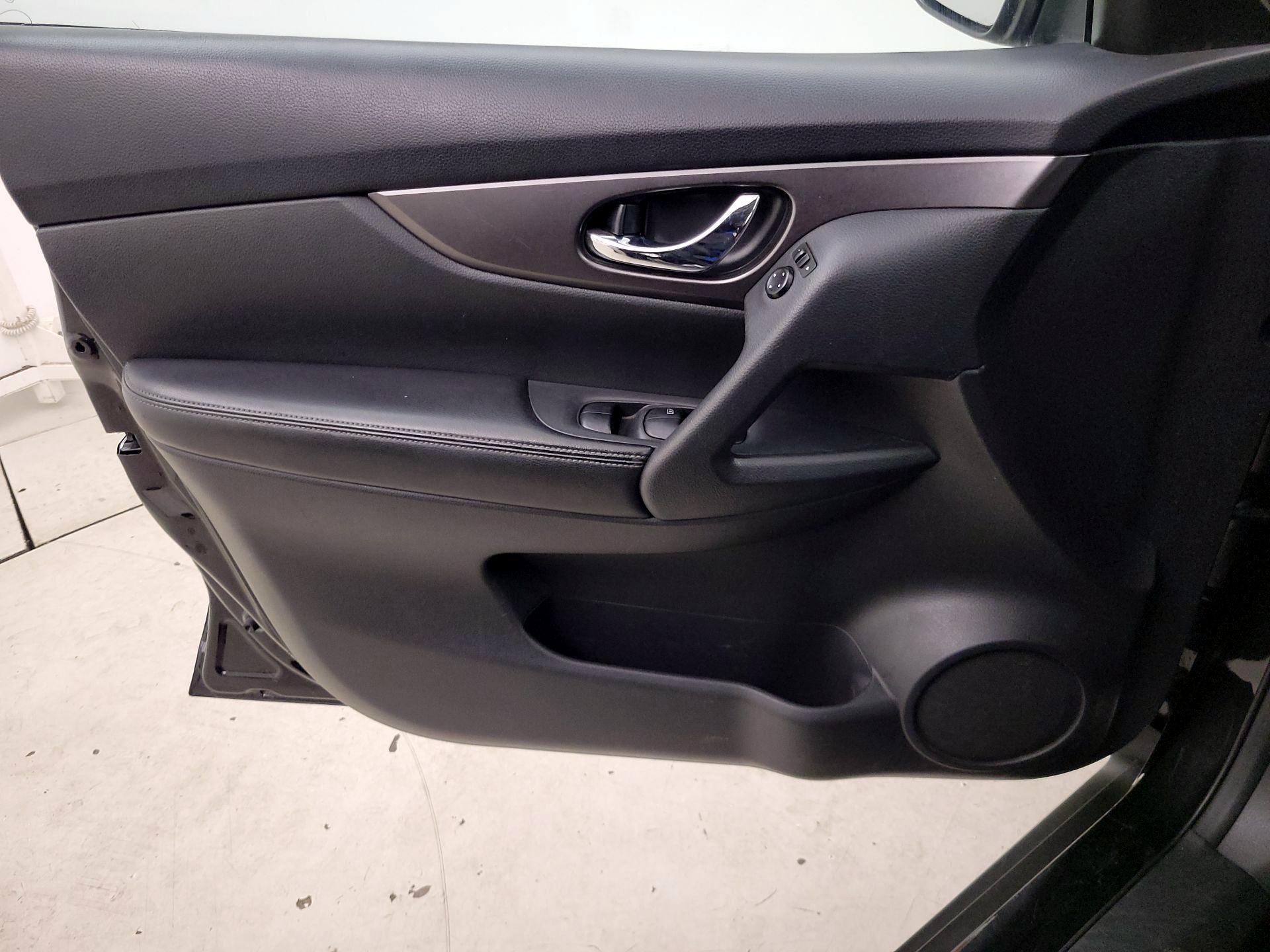 Thumbnail: 2016 Nissan Rogue - 12