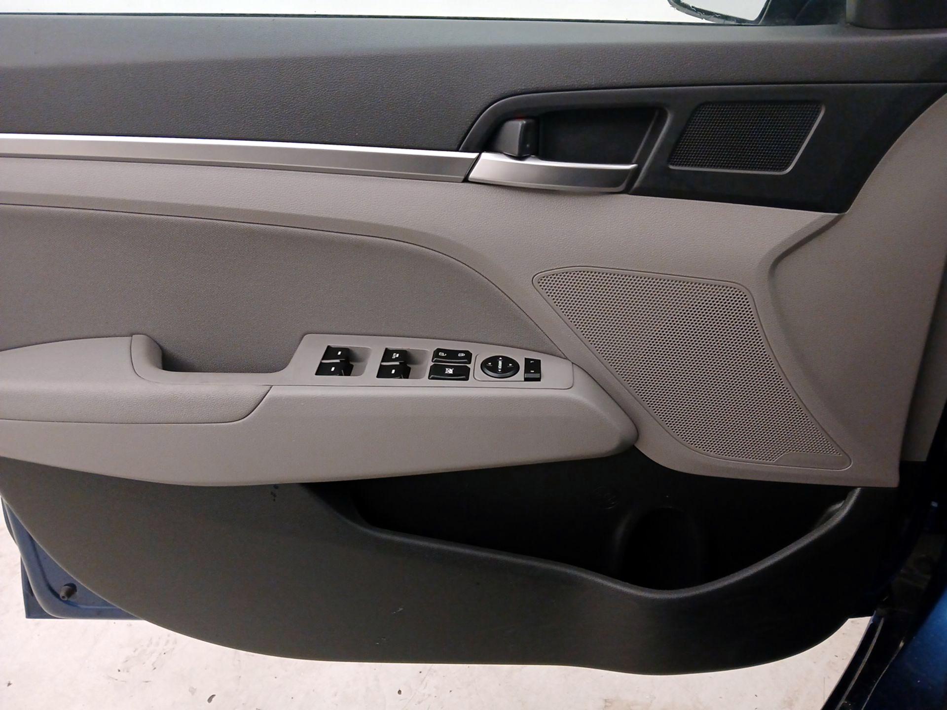 Thumbnail: 2020 Hyundai Elantra - 12