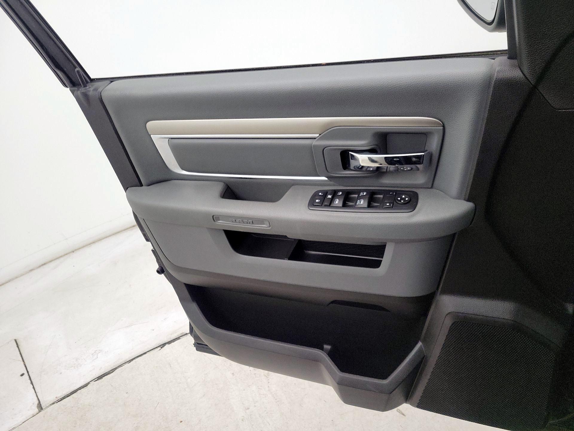 Thumbnail: 2020 RAM 1500 Classic - 12