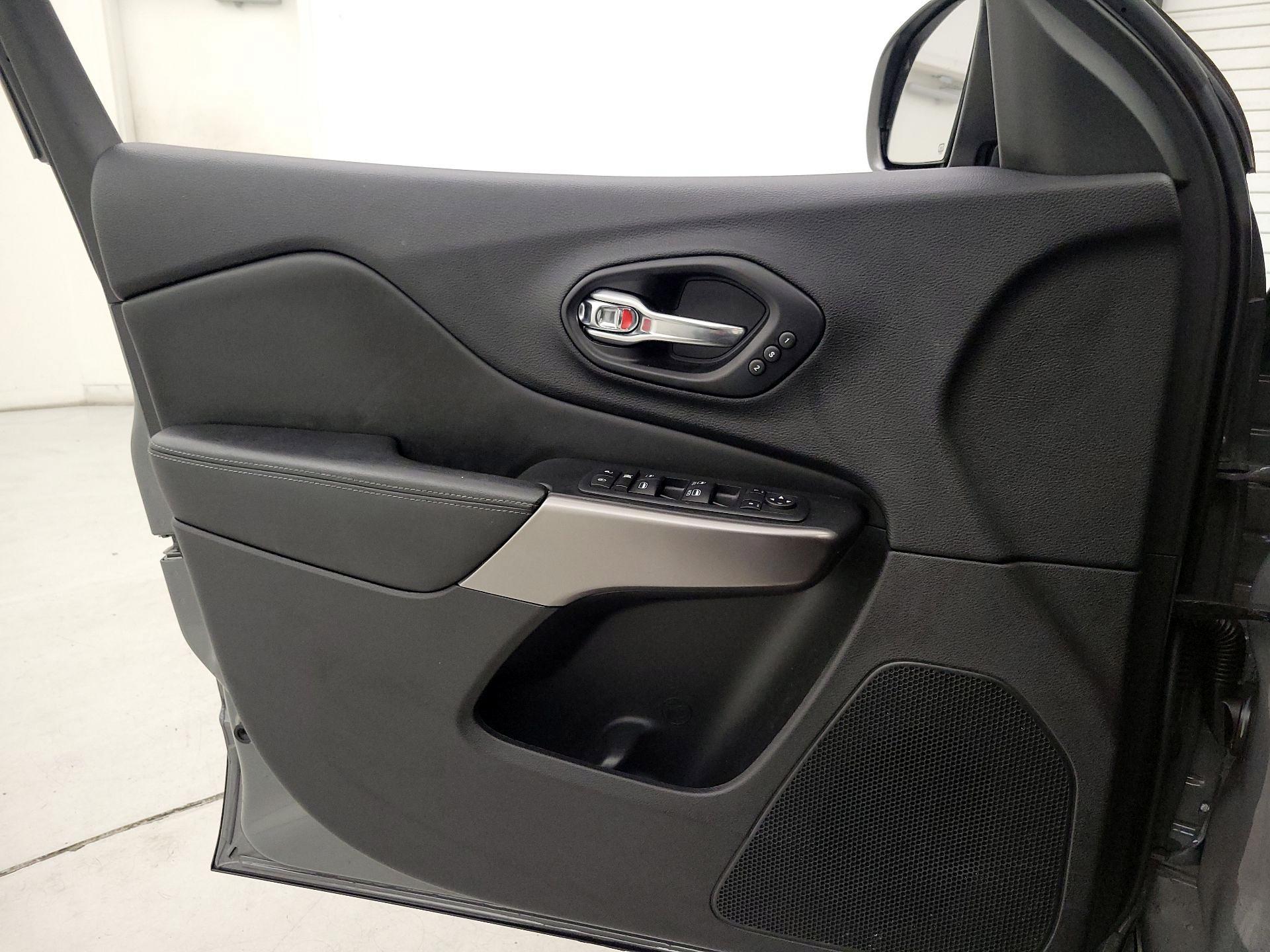 Thumbnail: 2021 Jeep Cherokee - 12