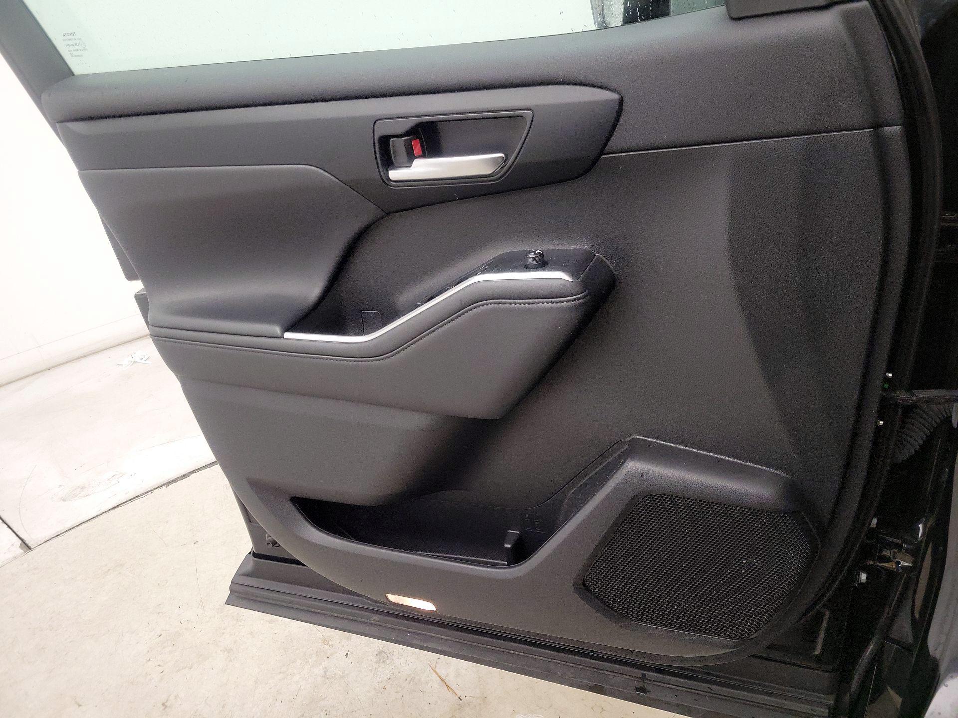 Thumbnail: 2022 Toyota Highlander - 12