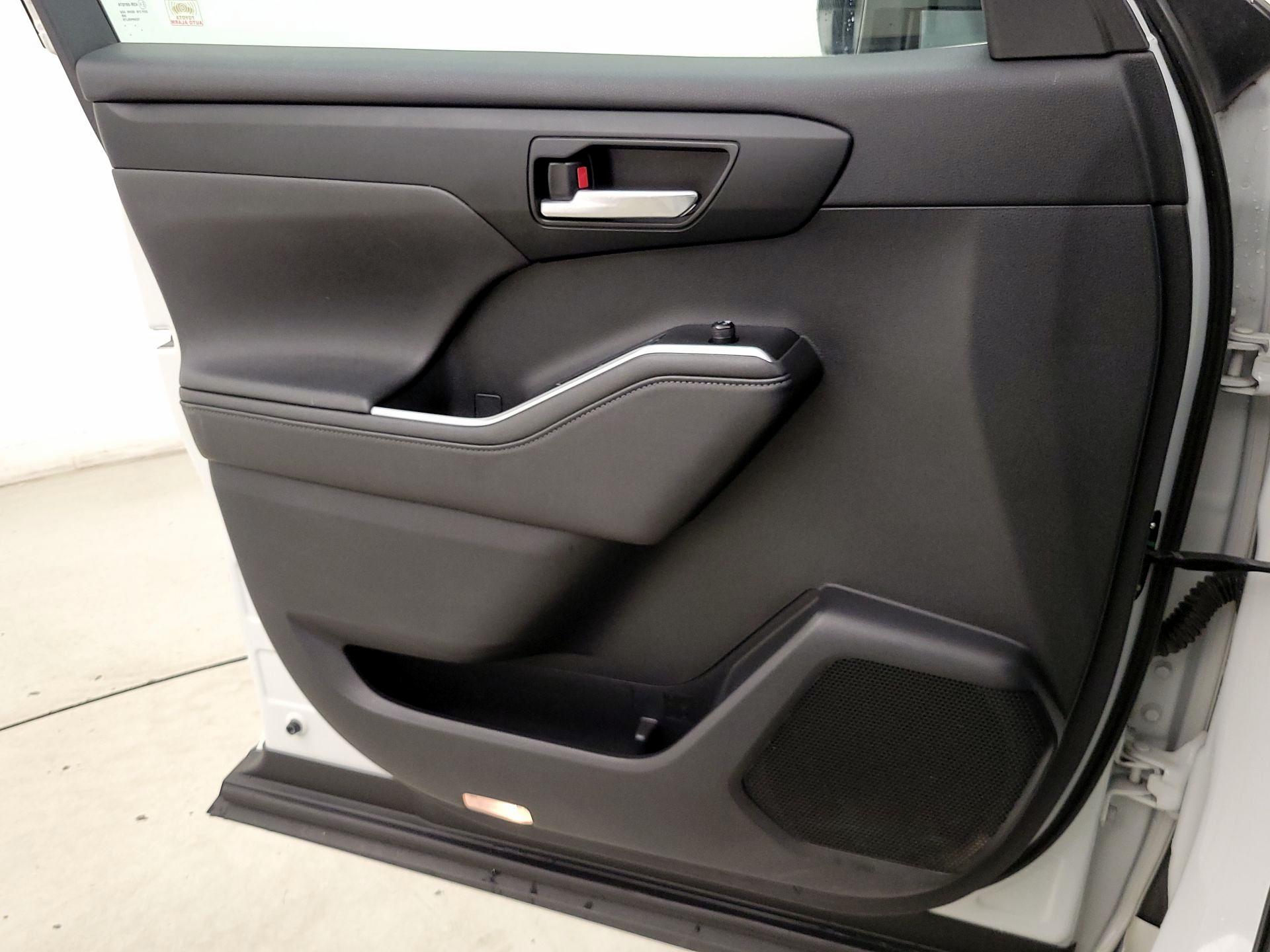 Thumbnail: 2020 Toyota Highlander - 12