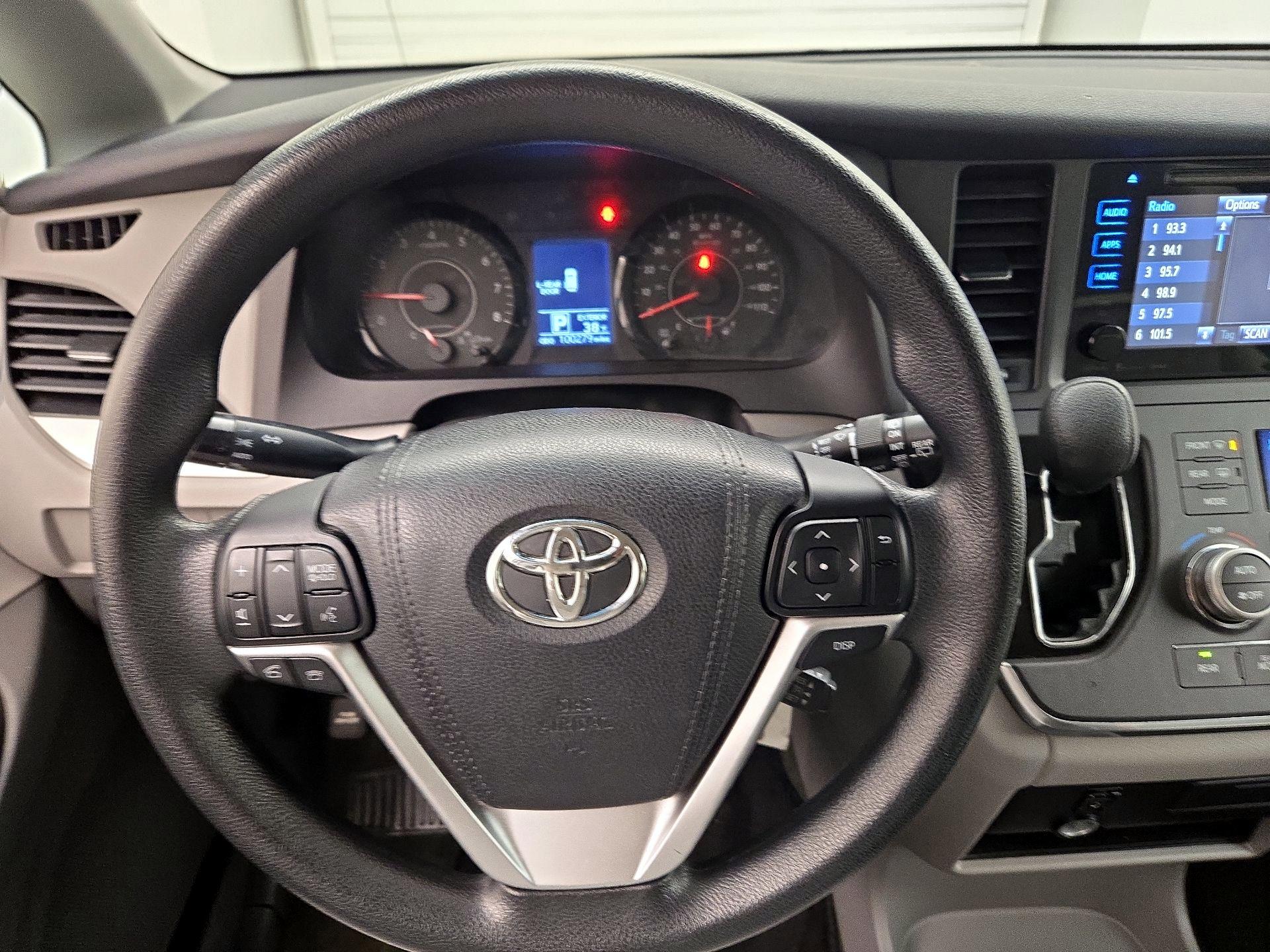 Thumbnail: 2016 Toyota Sienna - 10