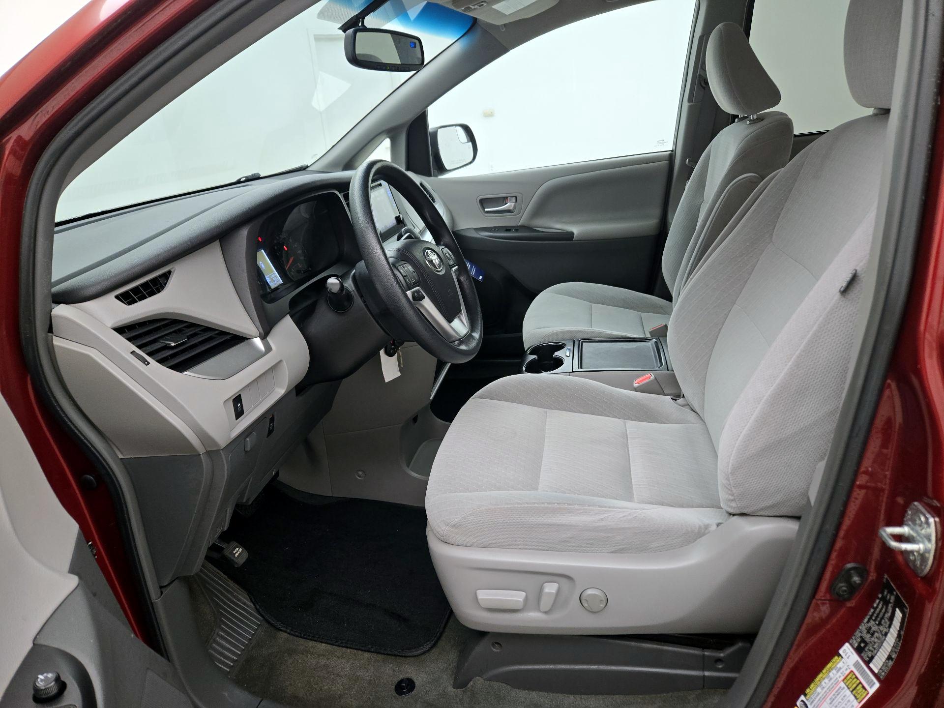 Thumbnail: 2016 Toyota Sienna - 11