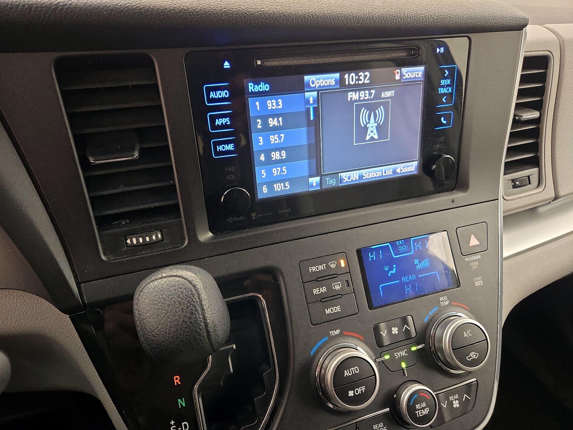 Thumbnail: 2016 Toyota Sienna - 14