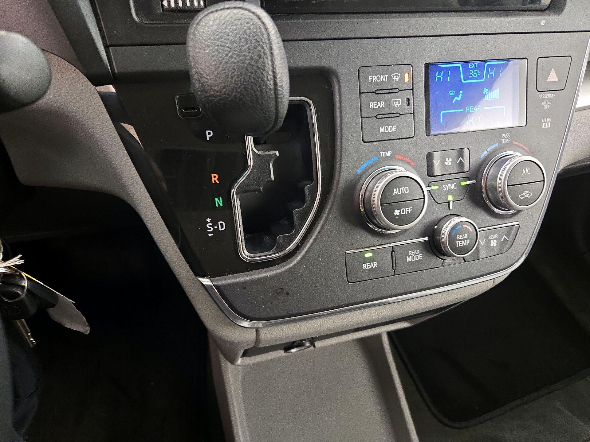 Thumbnail: 2016 Toyota Sienna - 16