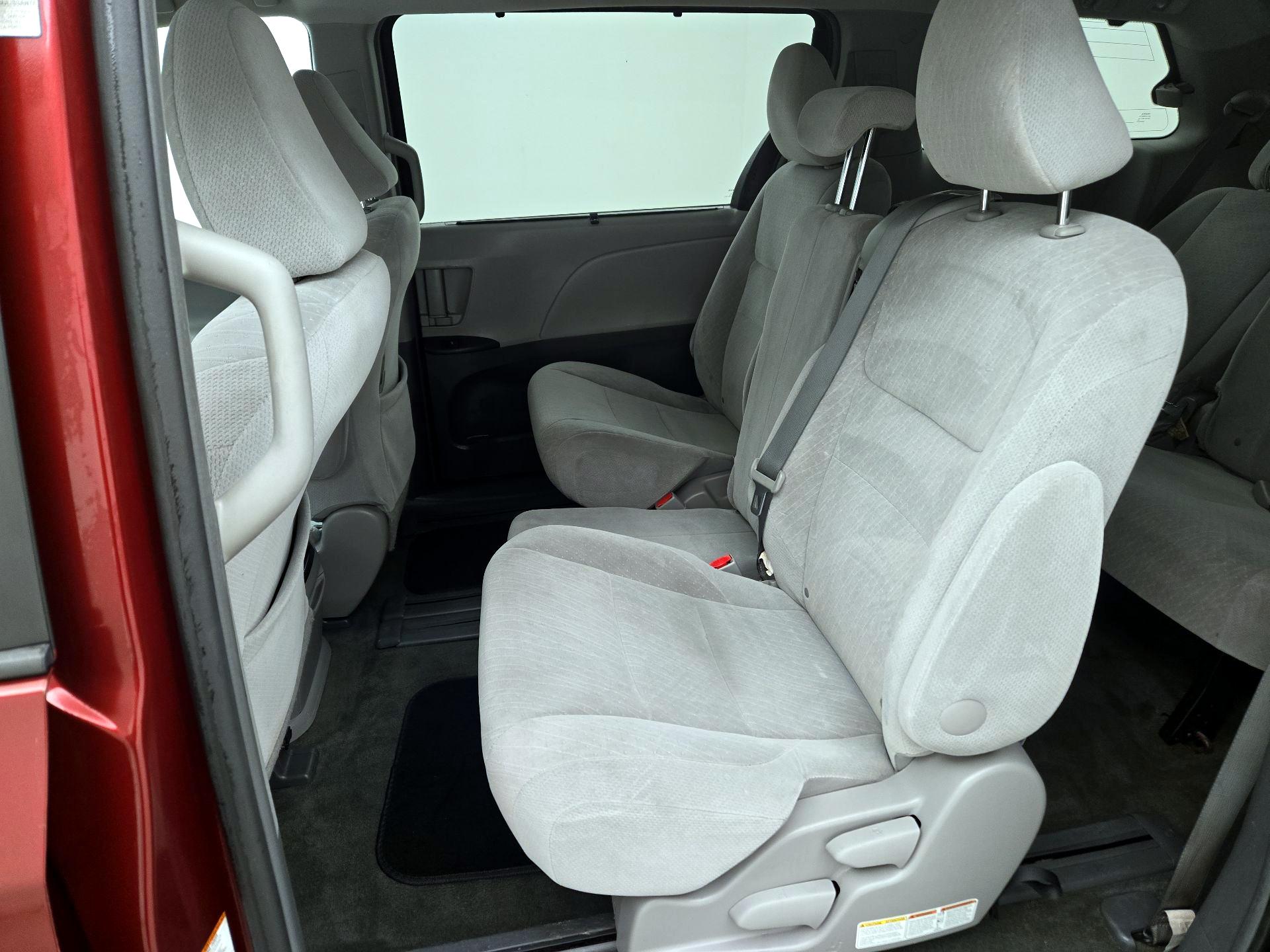 Thumbnail: 2016 Toyota Sienna - 18